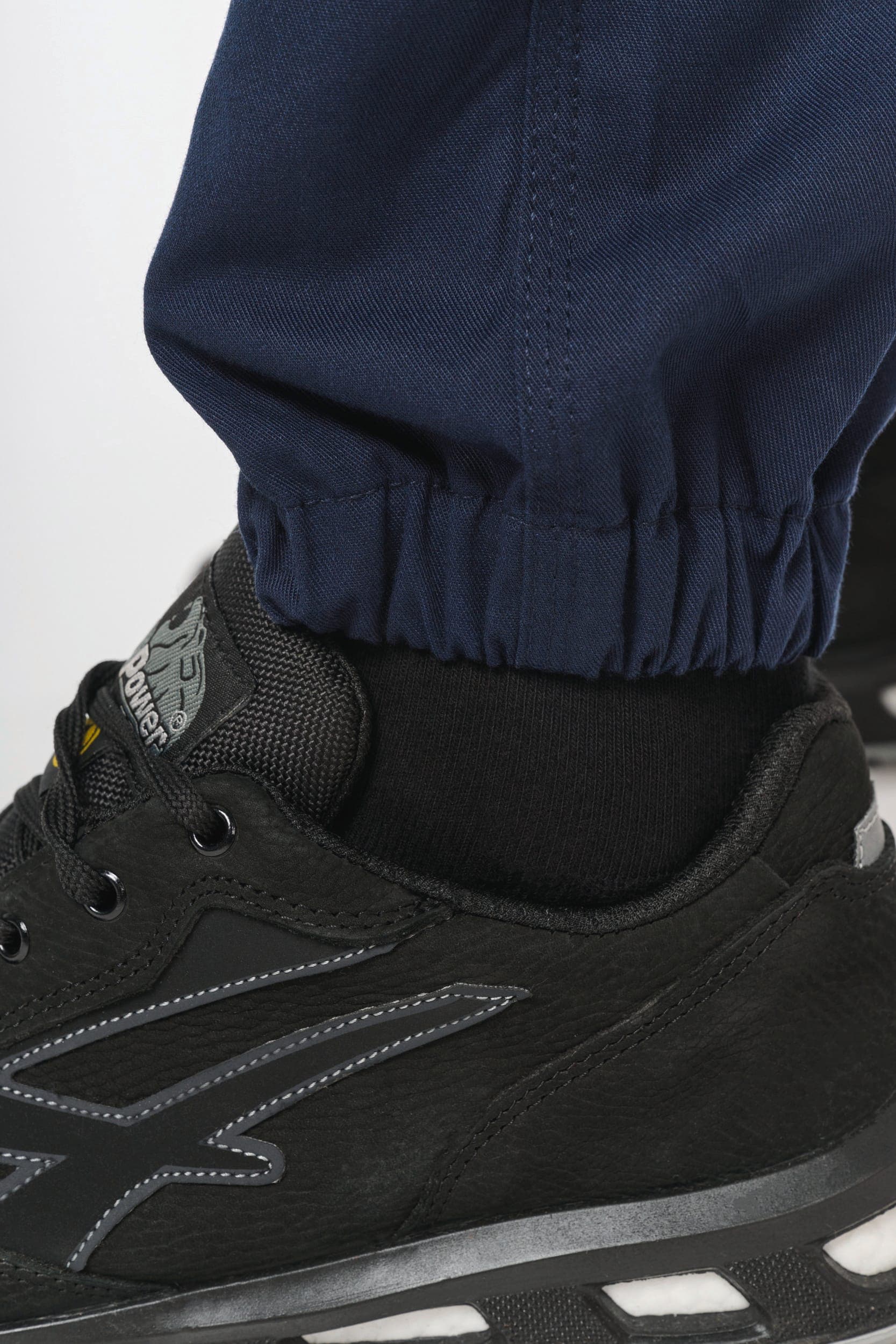 Pantalon cargo unisexe avec bas élastiqué et bande réfléchissante en situation