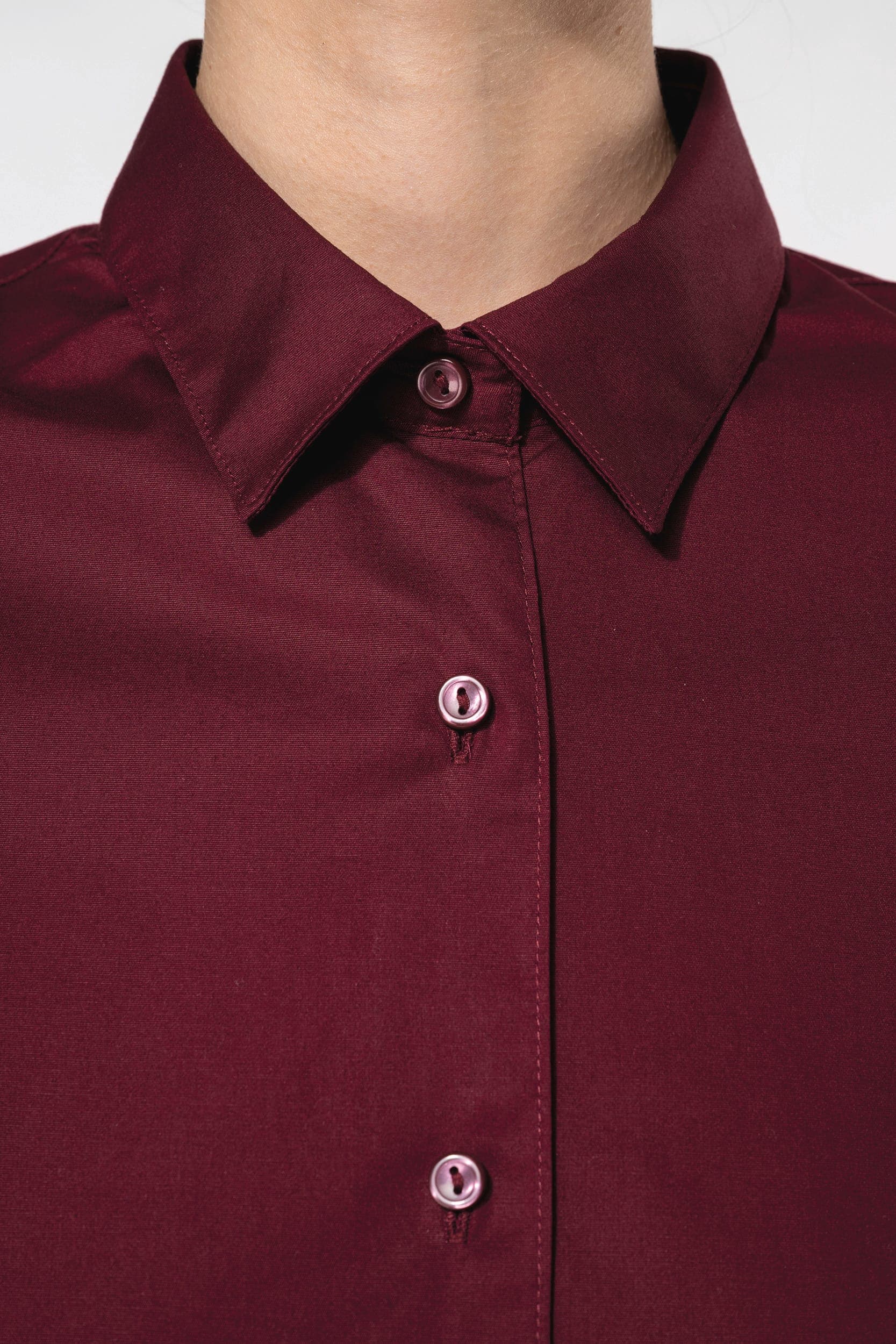 Chemise coton / élasthanne manches longues femme en situation
