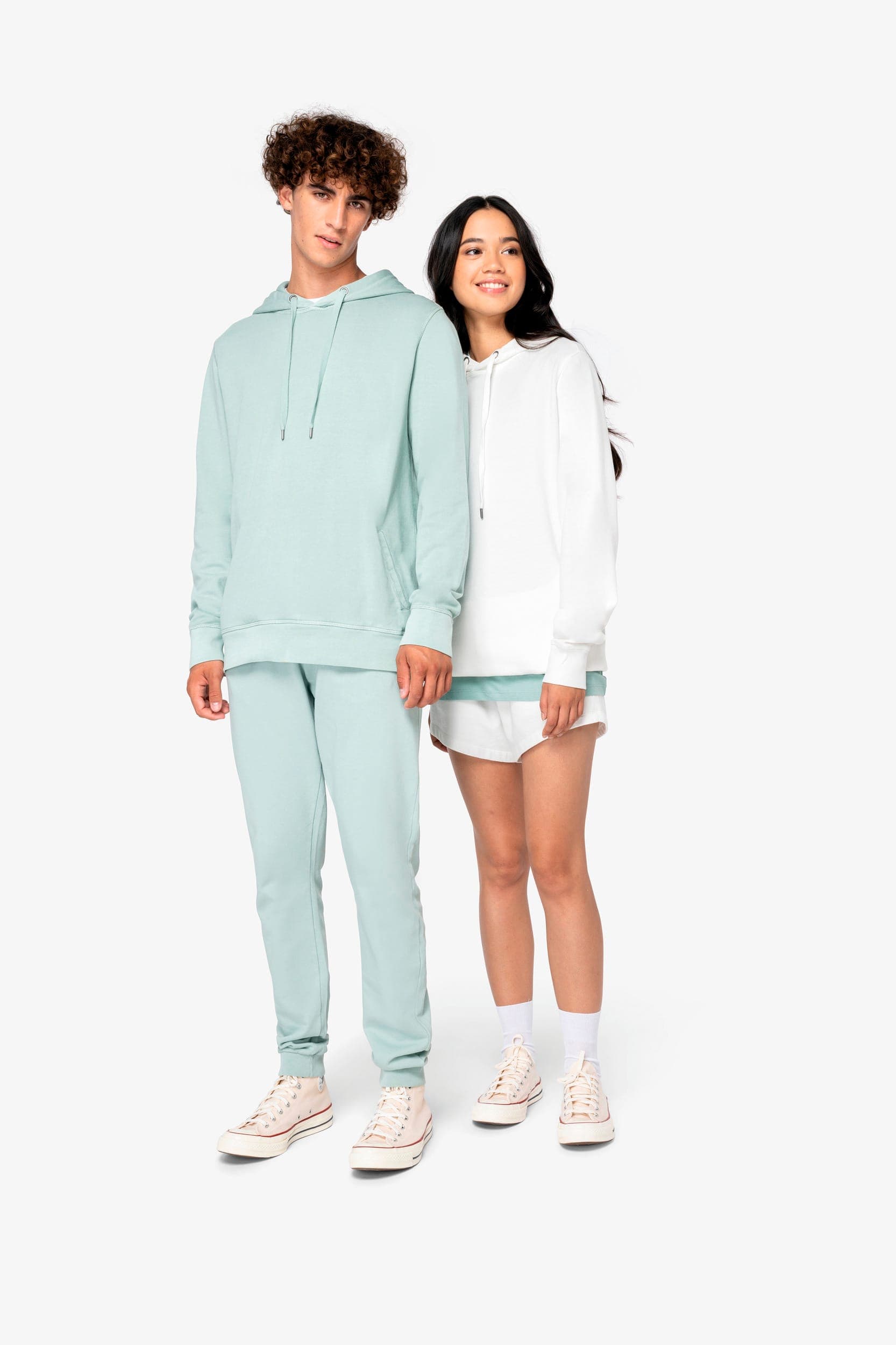Sweat-shirt écoresponsable à capuche French Terry unisexe en situation