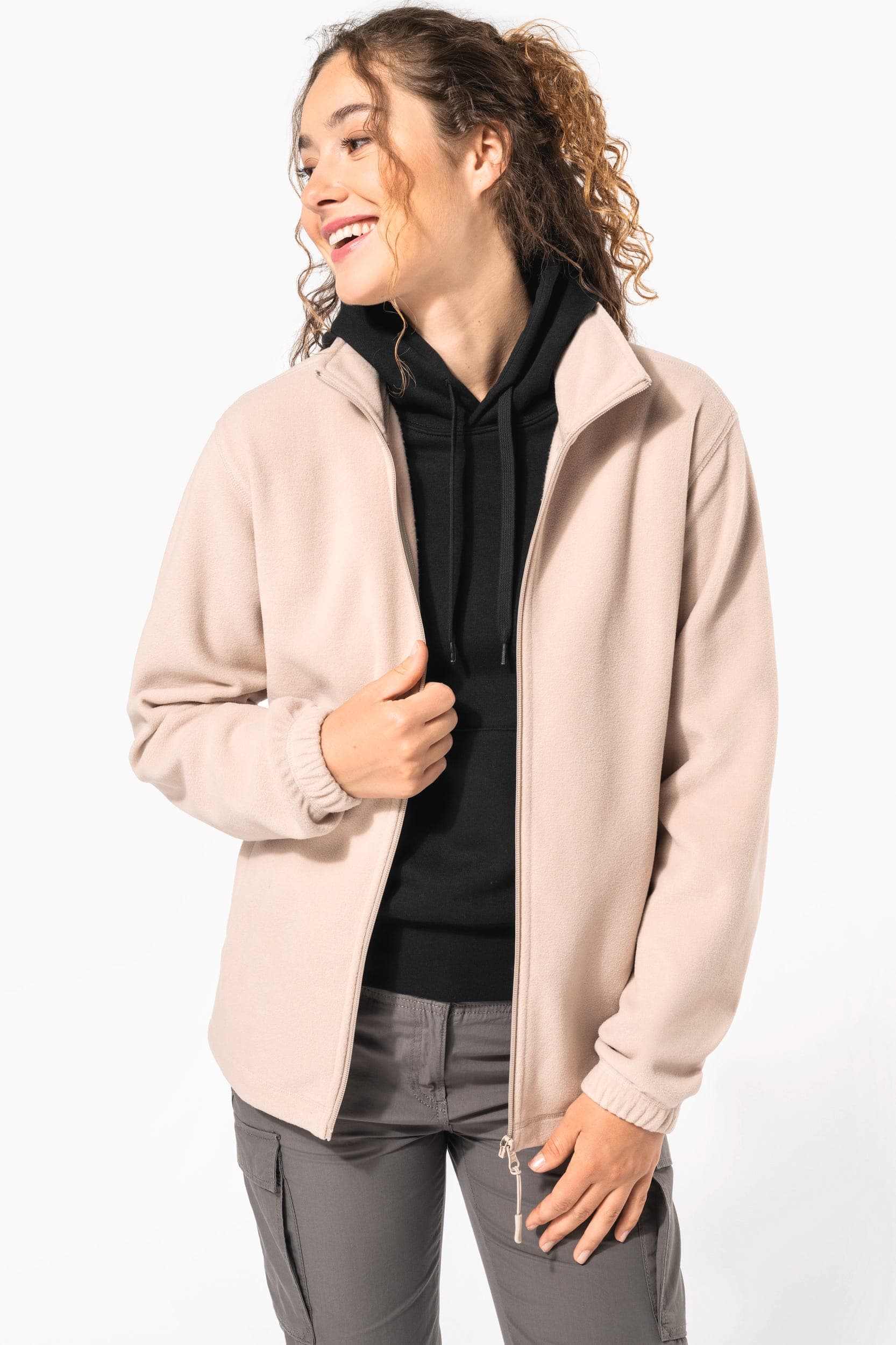 Veste polaire ajustable à poignets élastiqués en situation