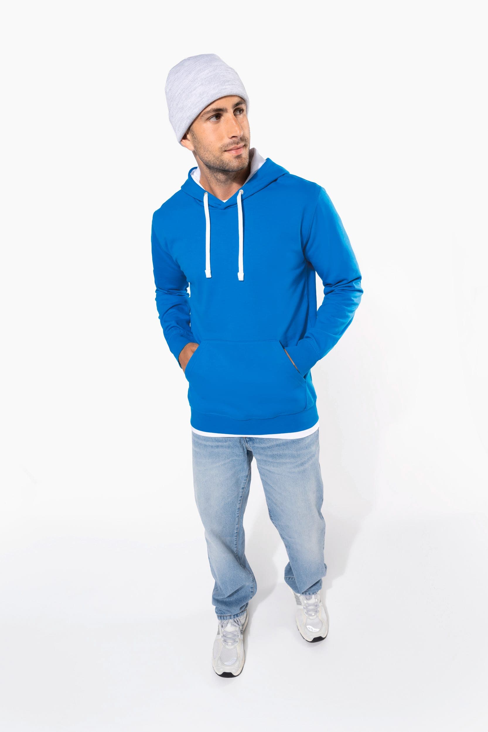 Sweat-shirt capuche contrastée homme en situation