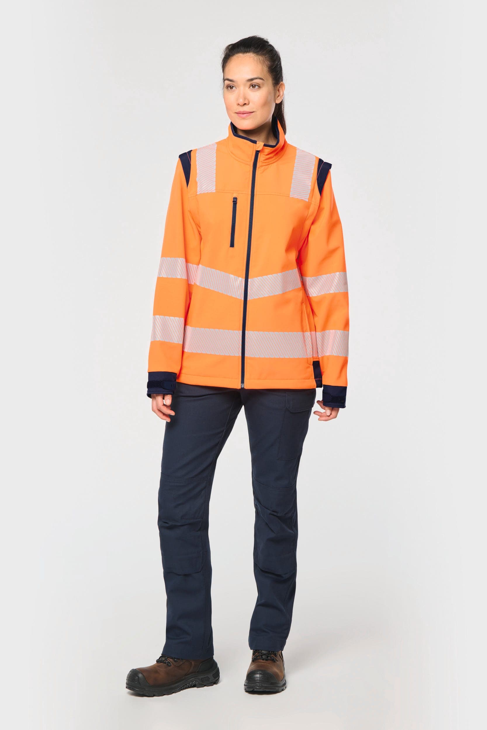 Veste softshell de sécurité recyclée avec manches détachables unisexe en situation