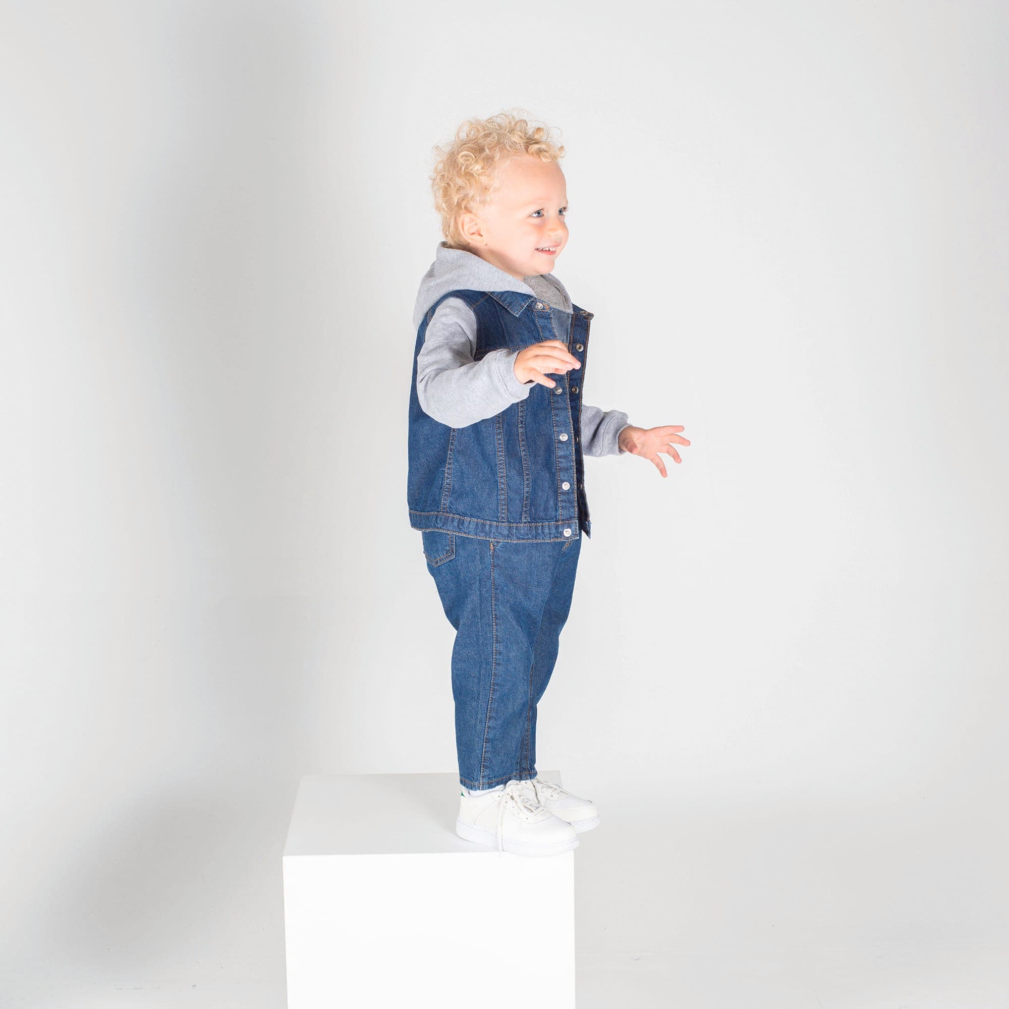 Veste en jean à capuche enfant en situation