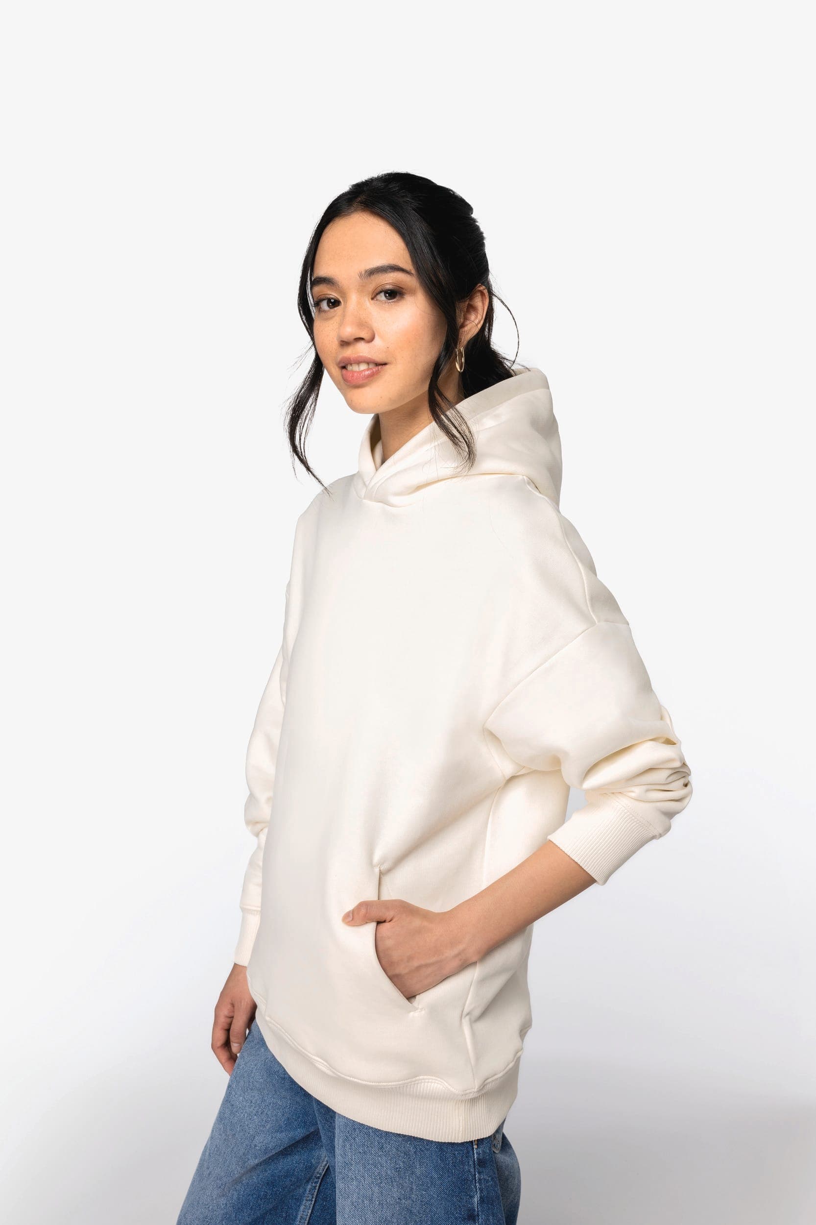 Sweat-shirt écoresponsable à capuche oversize unisexe en situation
