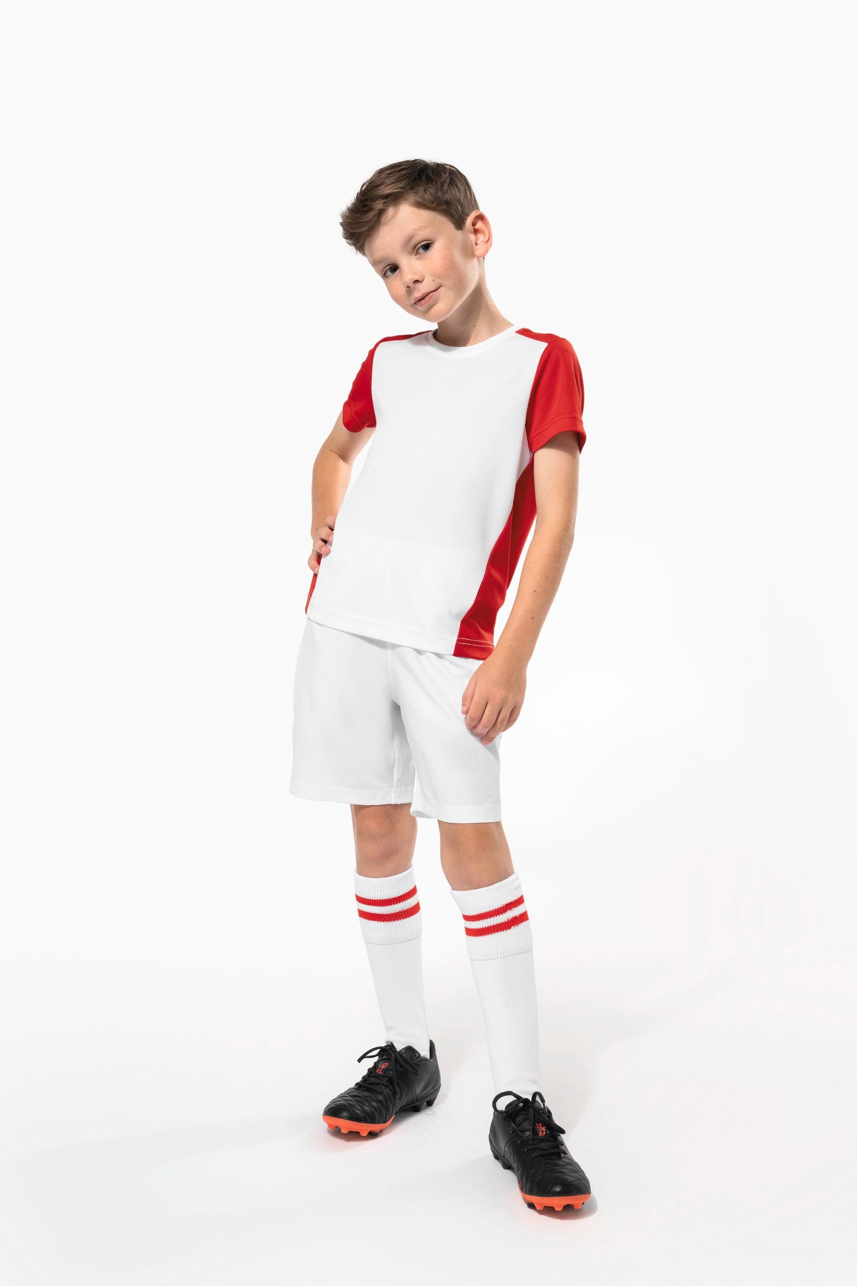 T-shirt de sport écoresponsable bicolore enfant en situation