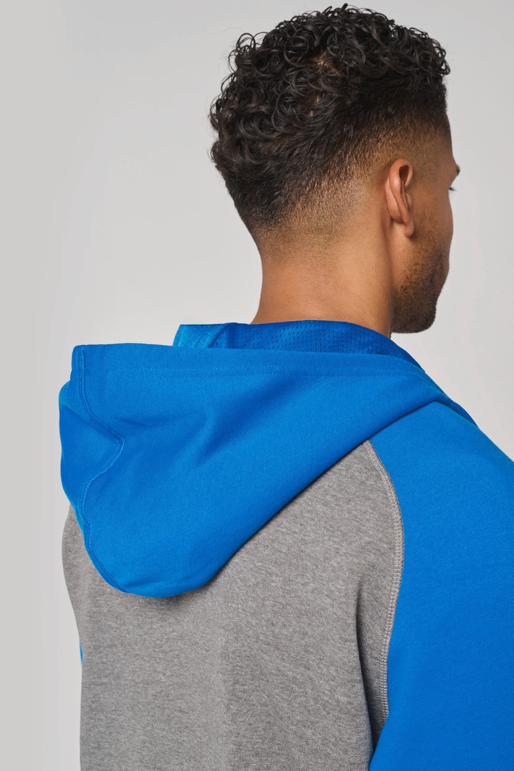 Veste molleton zippée capuche bicolore unisexe en situation