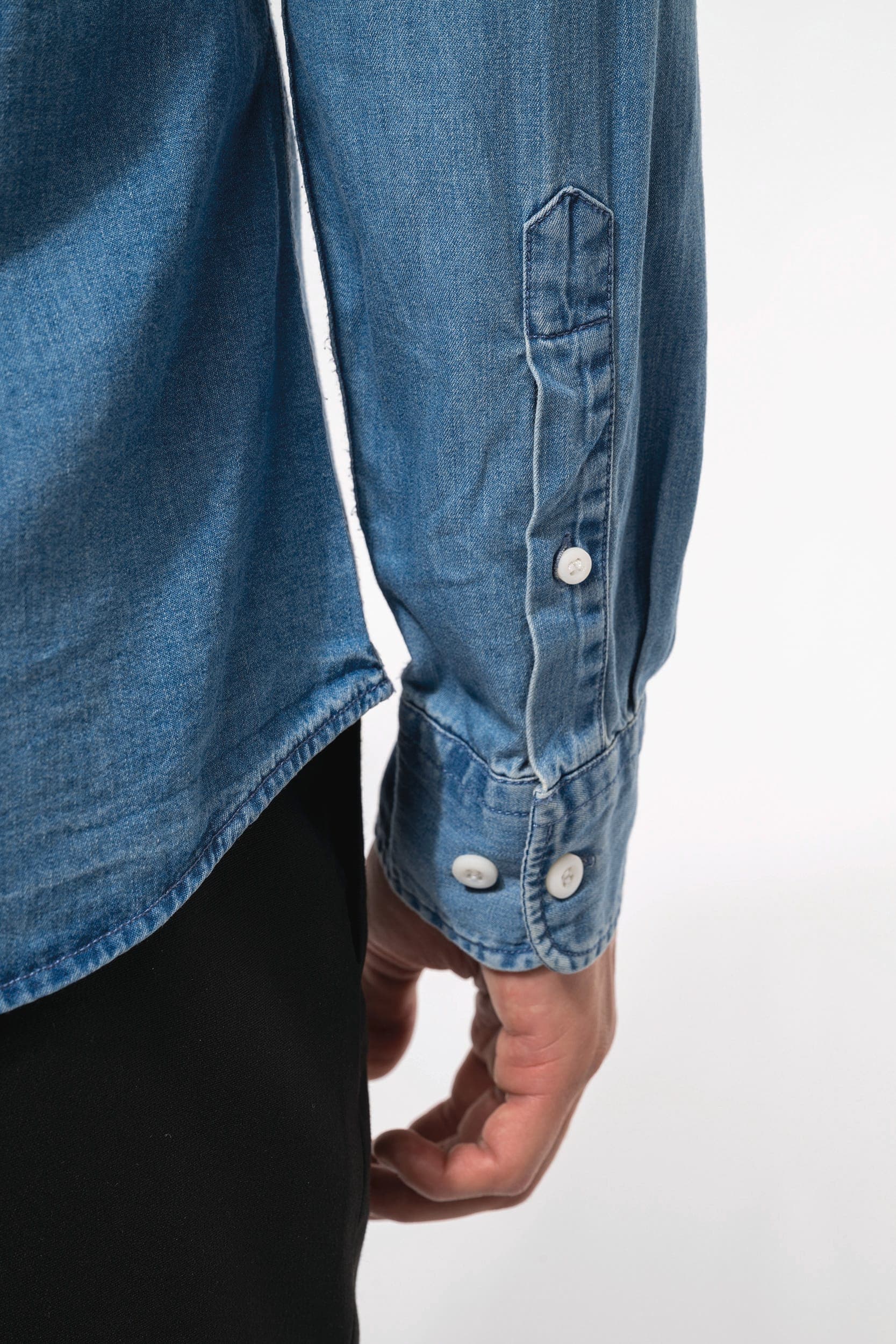 Chemise denim homme en situation