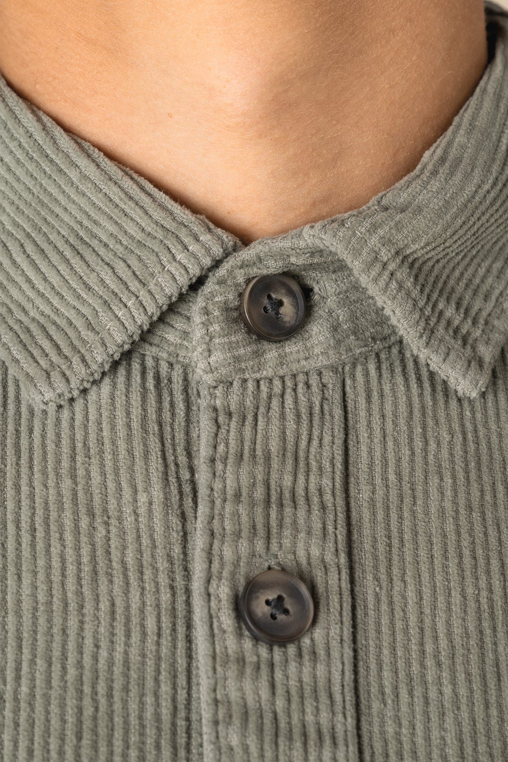 Surchemise écoresponsable délavée en velours côtelé homme en situation