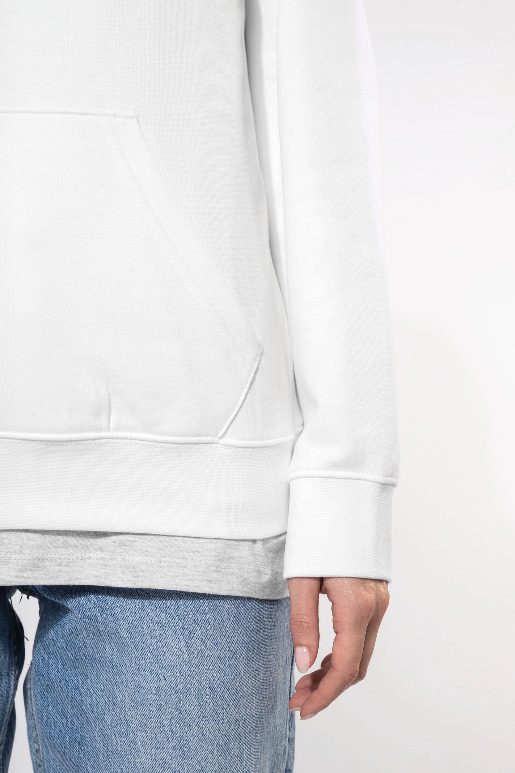 Sweat-shirt capuche contrastée femme en situation