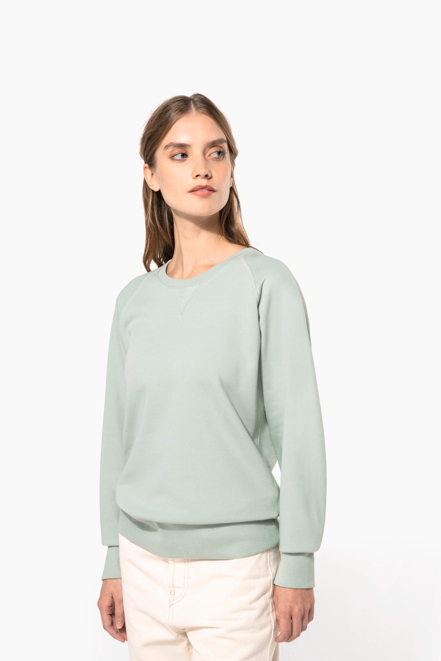 Sweat-shirt Bio col rond manches raglan femme en situation