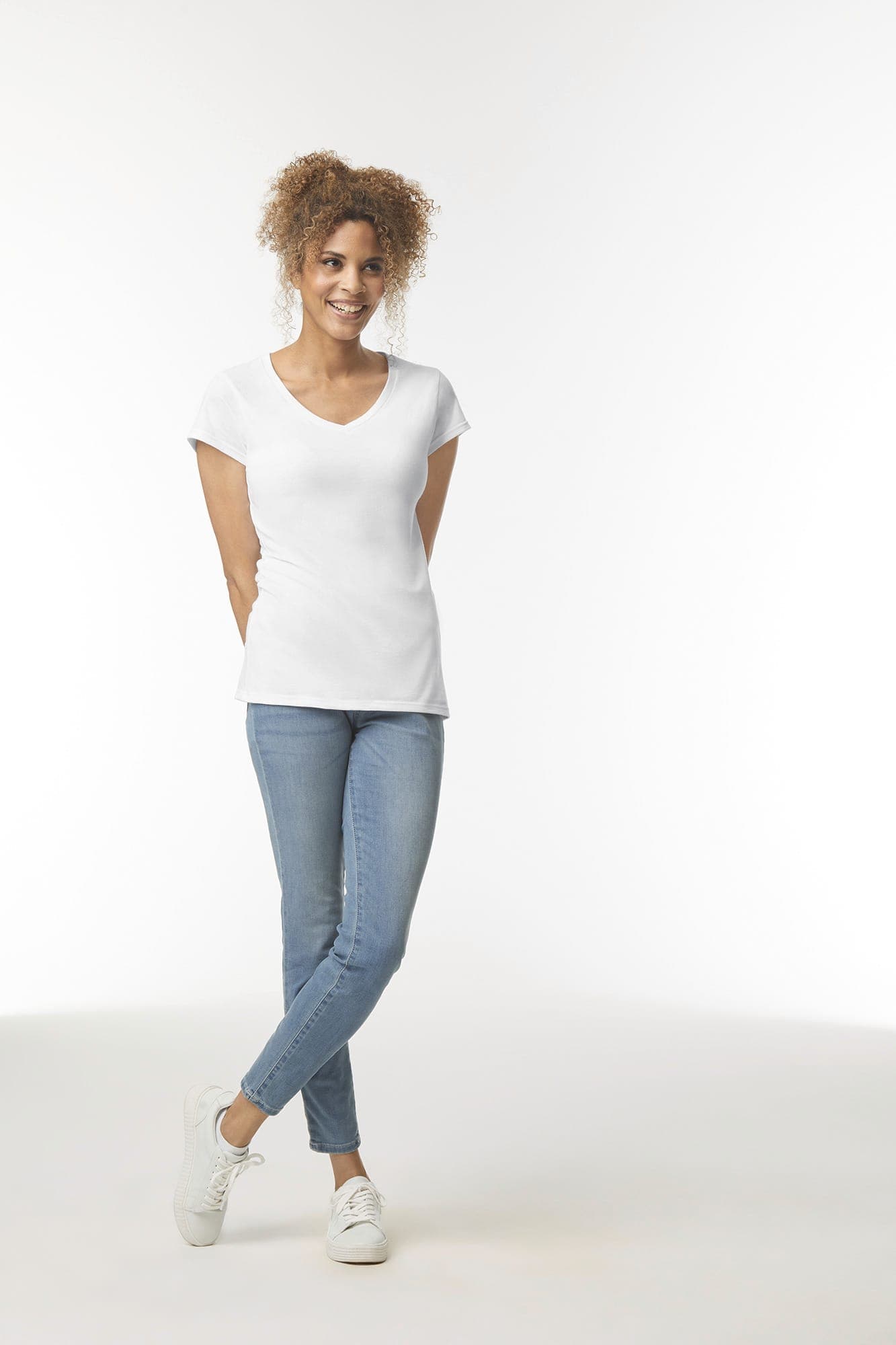 T-shirt femme col v Softstyle en situation