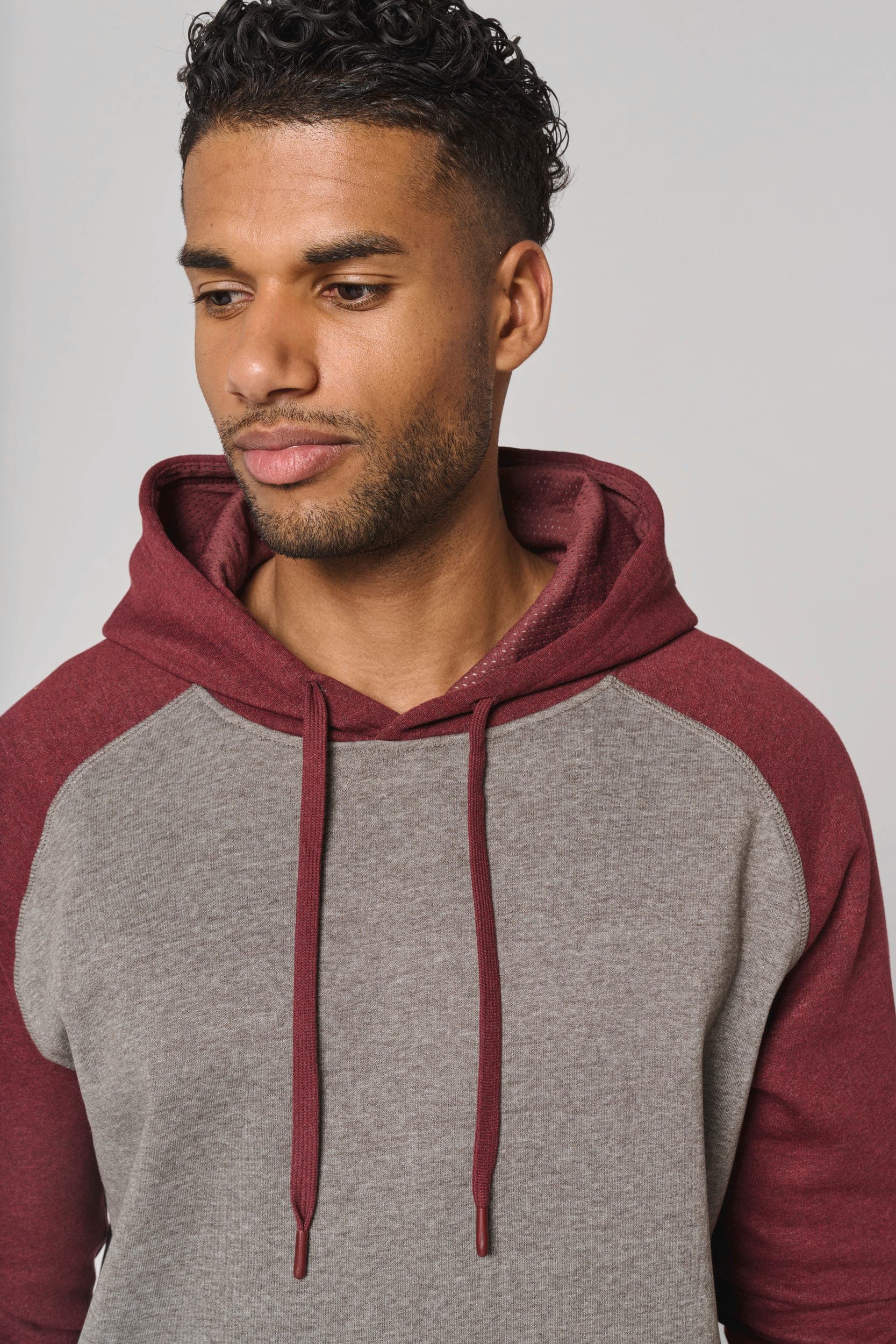 Sweat-shirt à capuche bicolore unisexe en situation