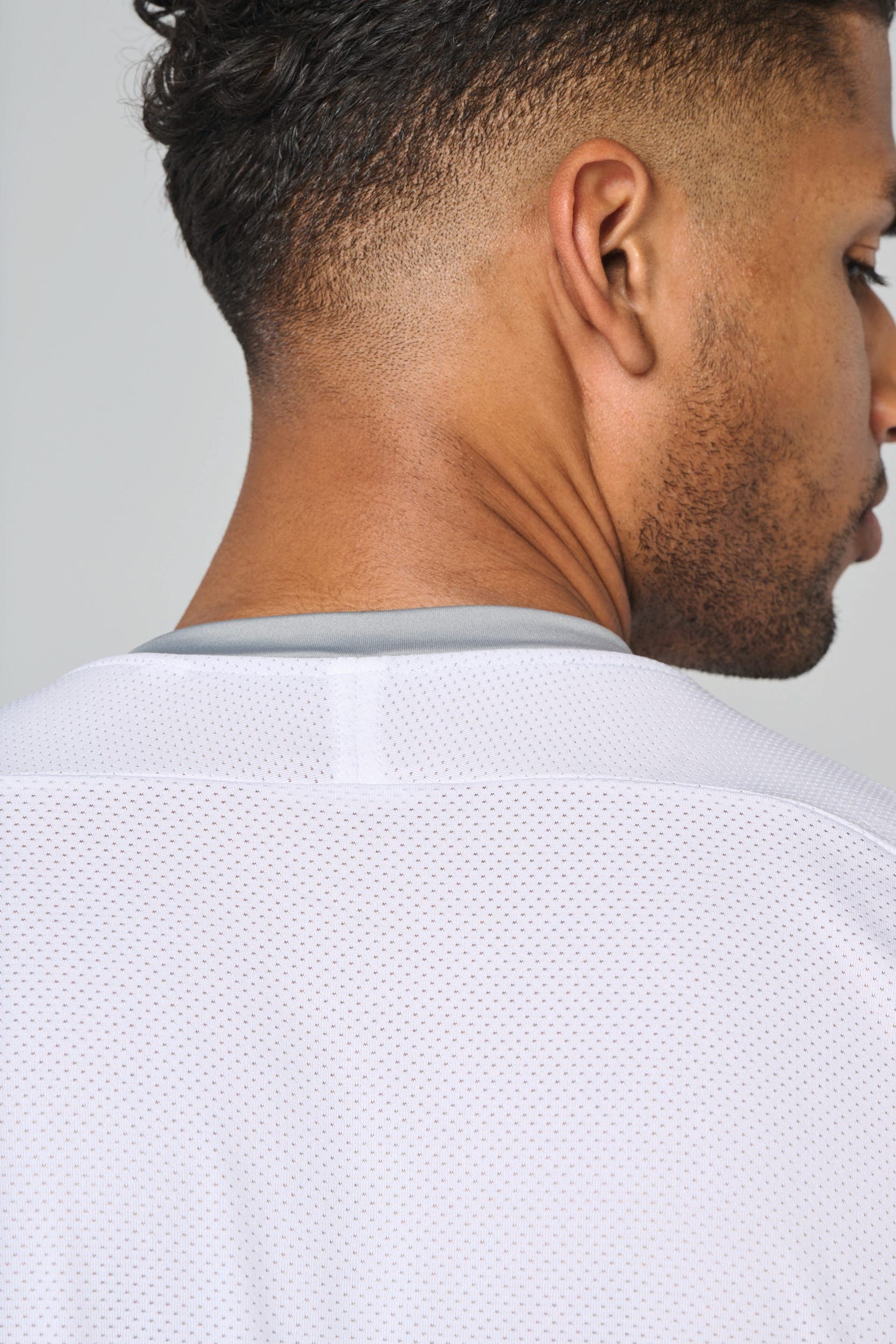 T-shirt de padel bicolore à manches raglan homme en situation