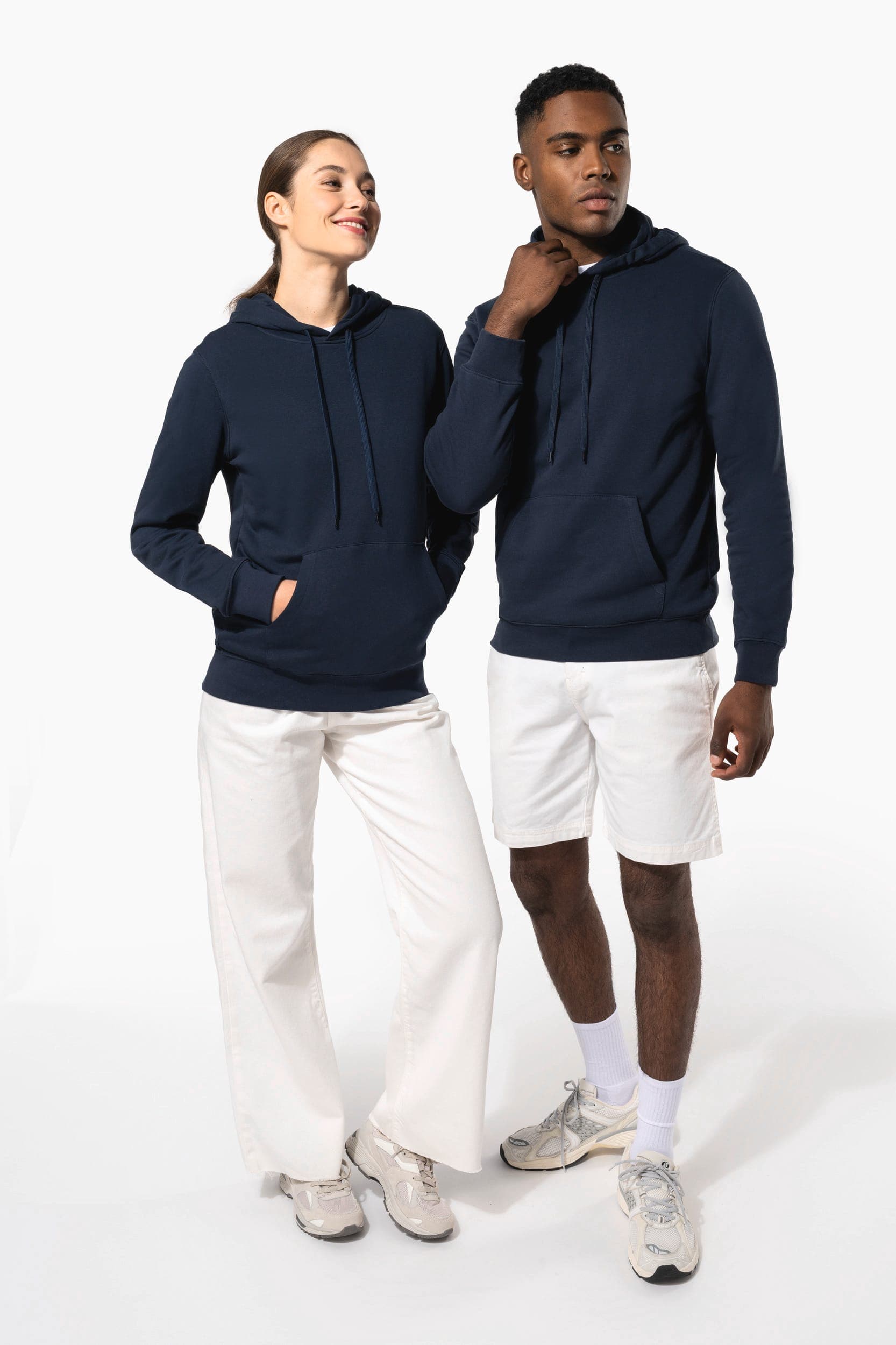 Sweat-shirt à capuche 80/20 unisexe en situation