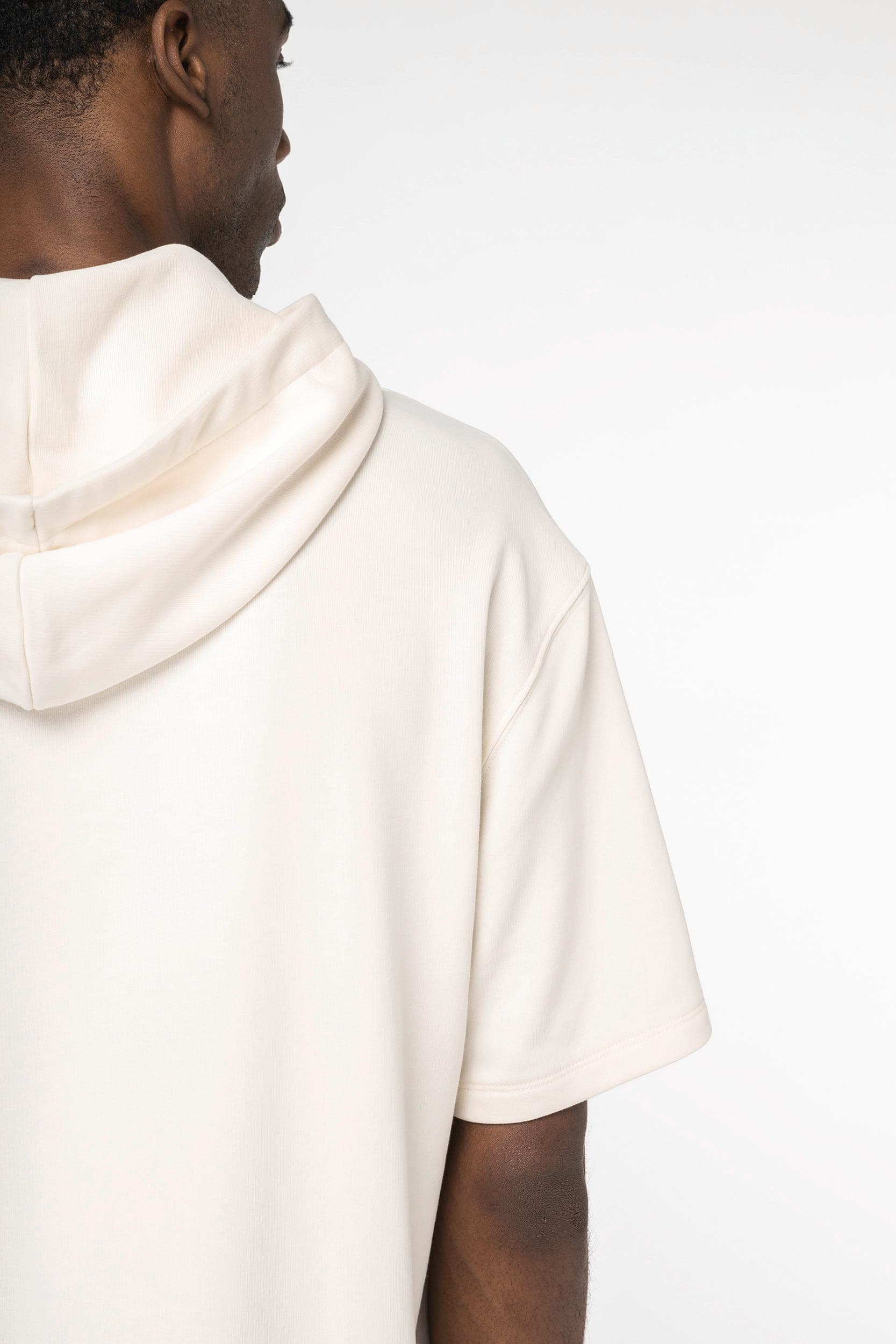 Sweat-shirt écoresponsable à capuche à épaules tombantes manches courtes French Terry unisexe en situation