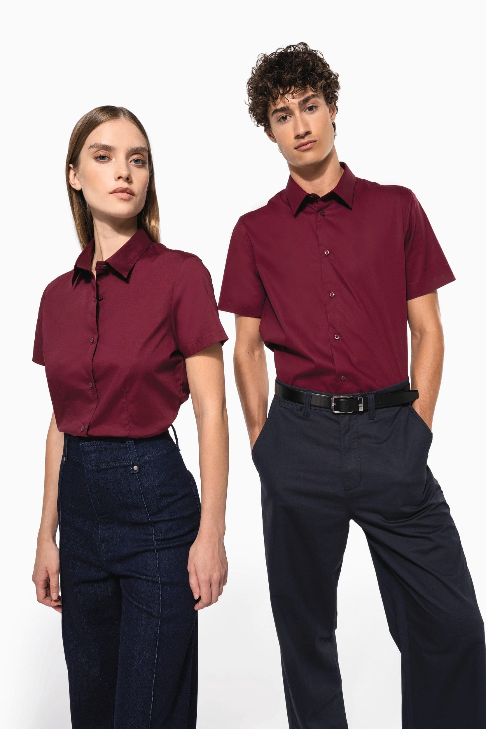 Chemise coton / élasthanne manches courtes femme en situation
