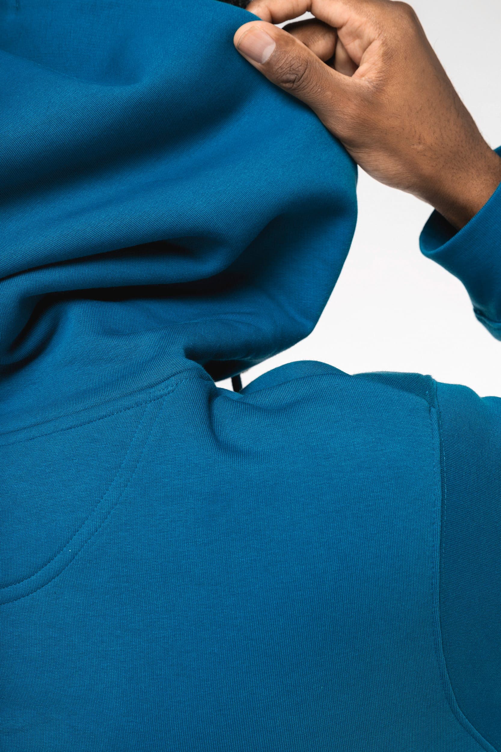 Sweat-shirt écoresponsable zippé à capuche unisexe en situation