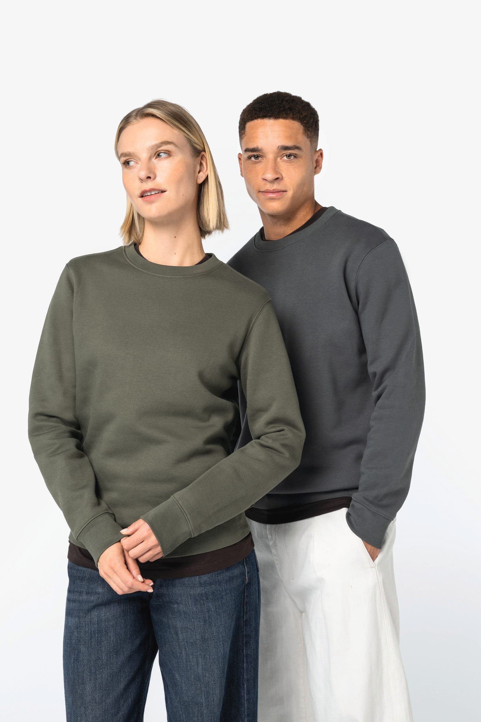 Sweat-shirt écoresponsable à col rond unisexe en situation