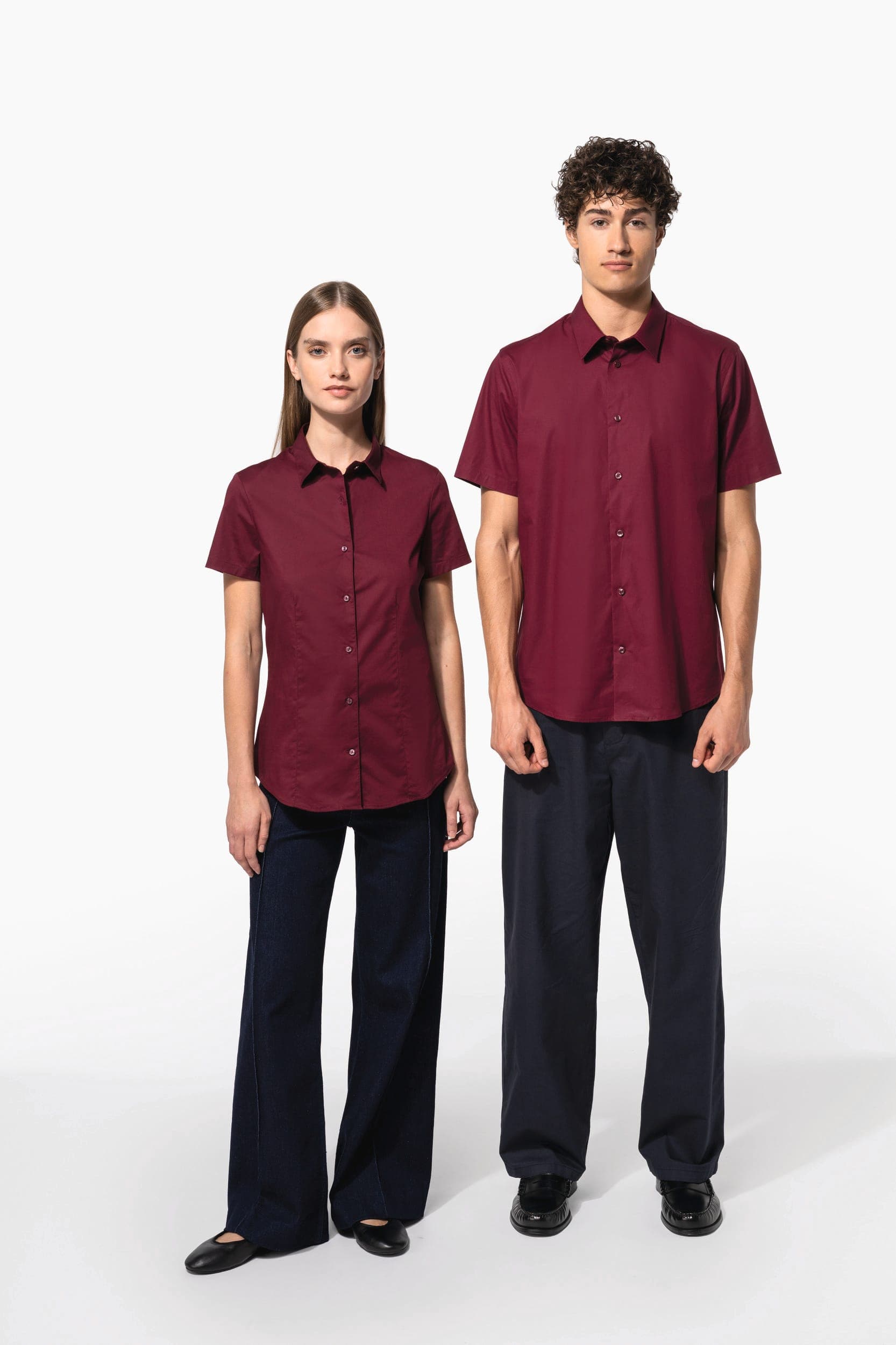 Chemise coton / élasthanne manches courtes femme en situation