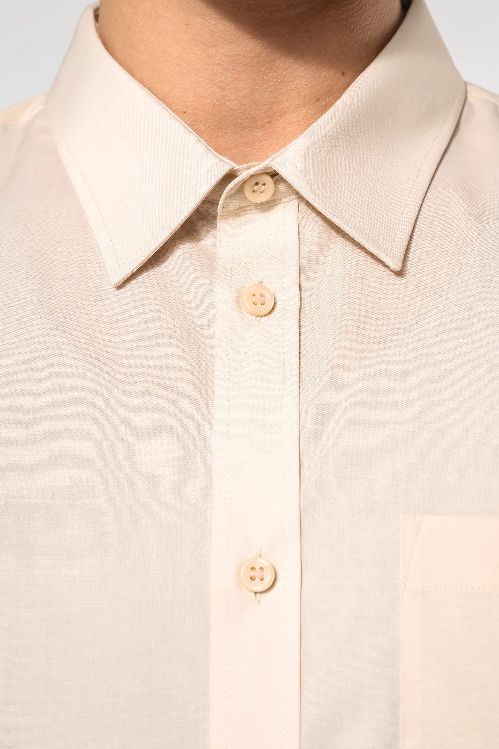 Chemise popeline polycoton manches courtes entretien facile homme en situation