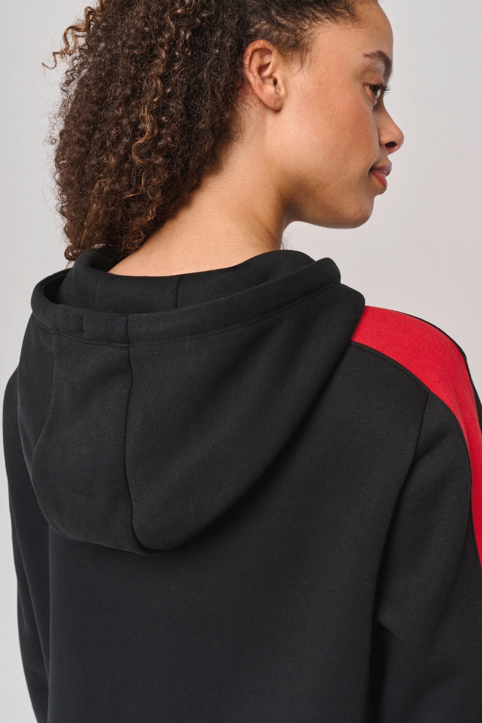 Sweat-shirt à capuche teamwear bicolore unisexe en situation