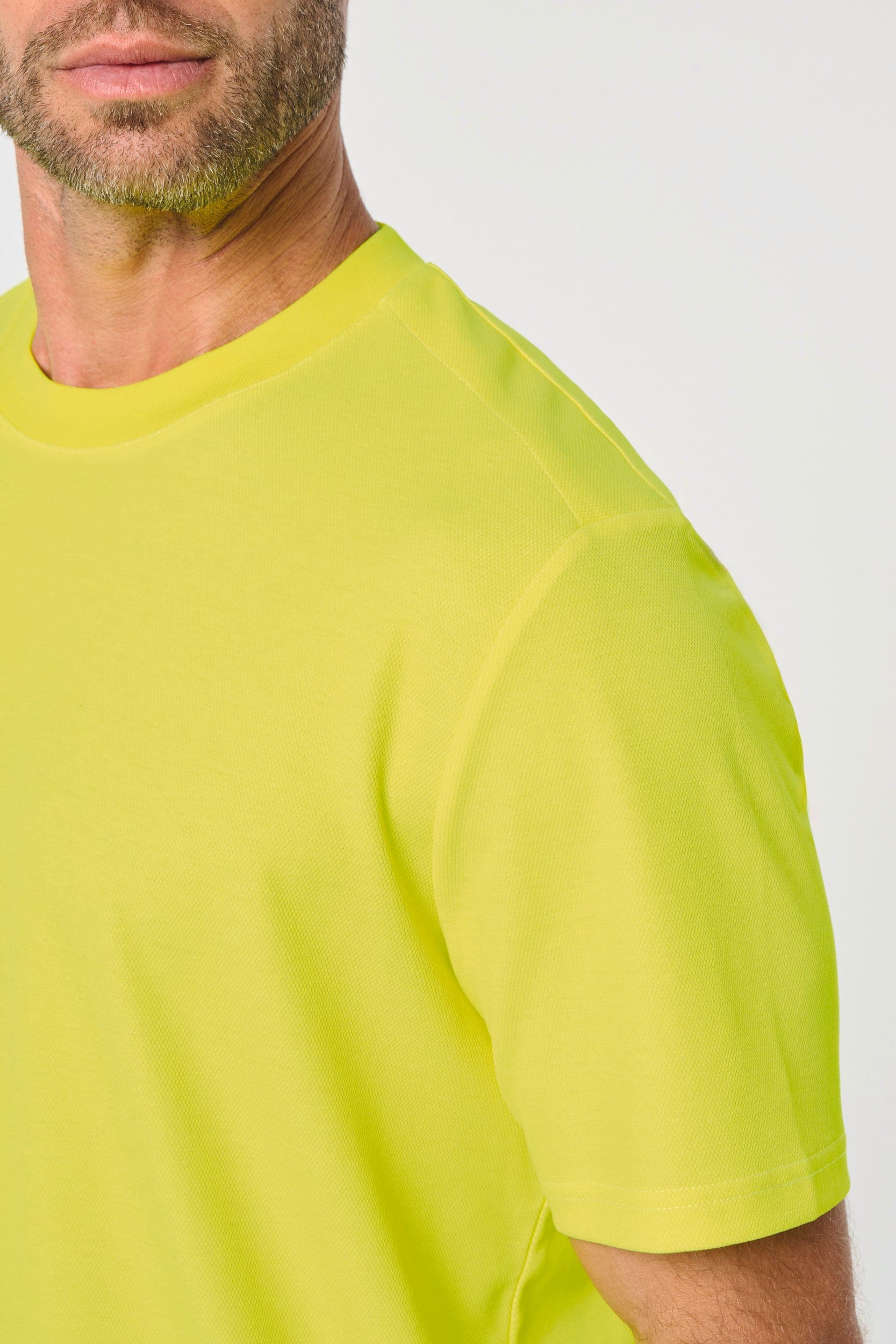 T-shirt unisexe écoresponsable coton/polyester en situation