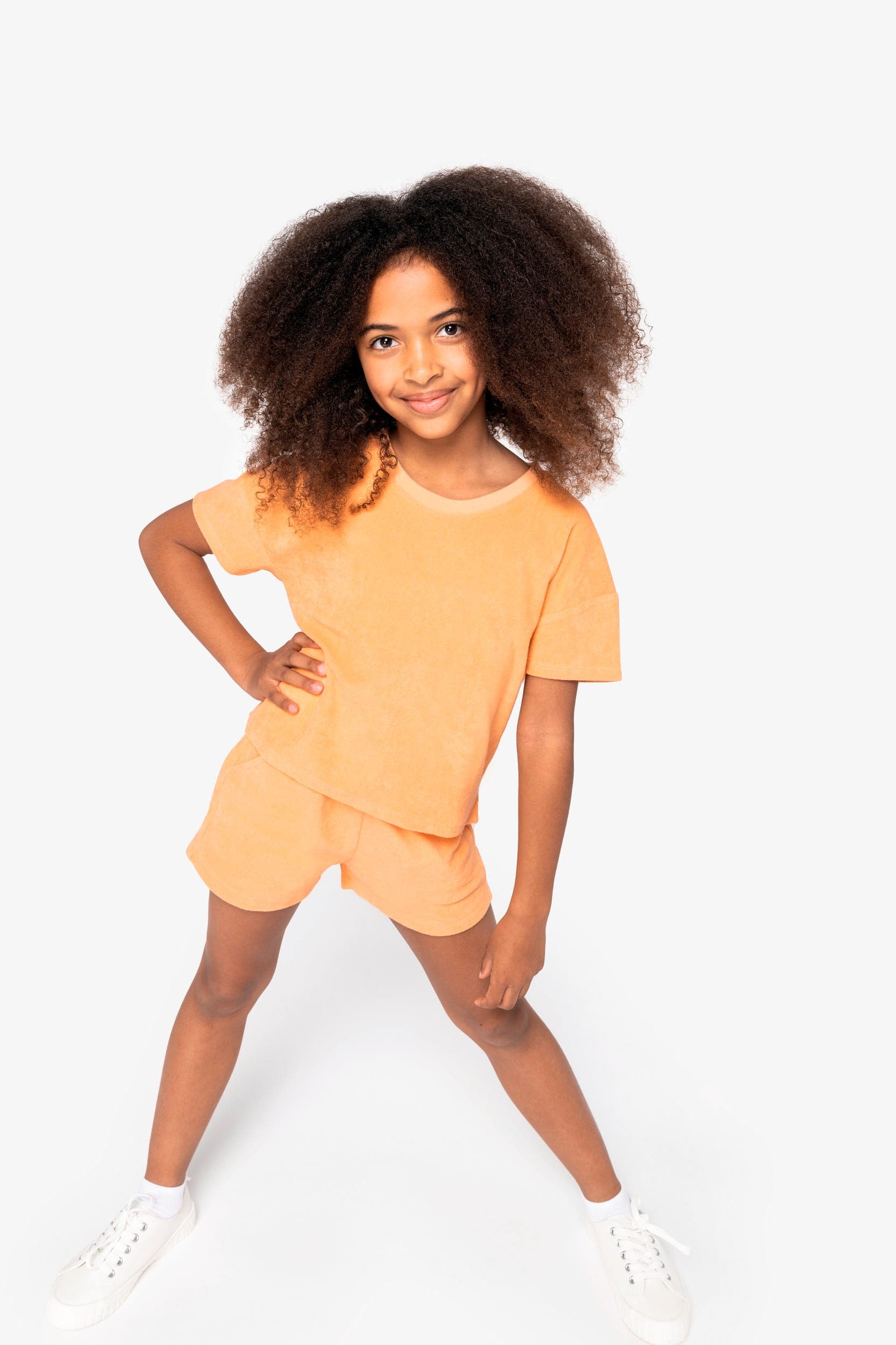 T-shirt écoresponsable en éponge fille en situation
