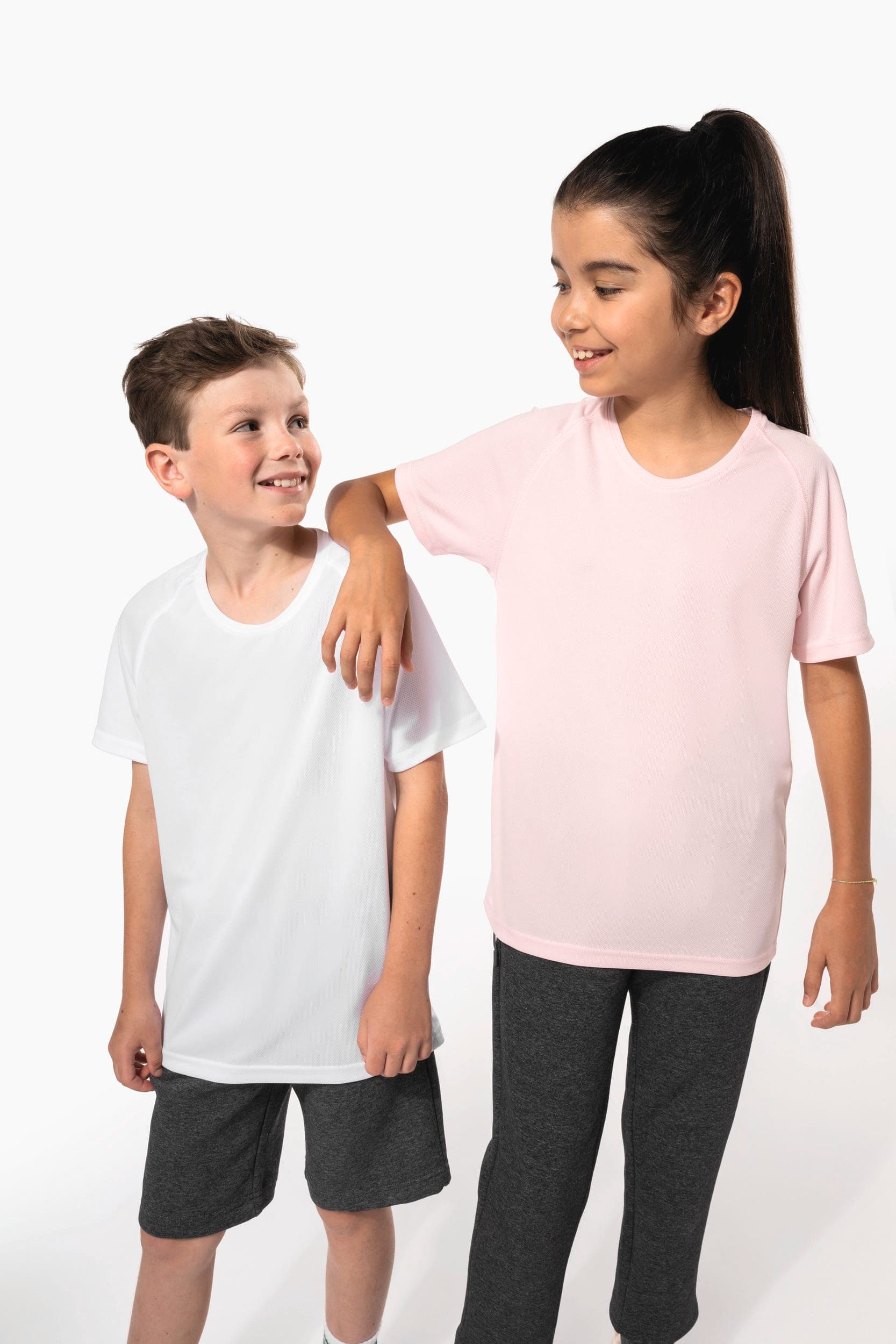 T-shirt sport manches courtes enfant en situation