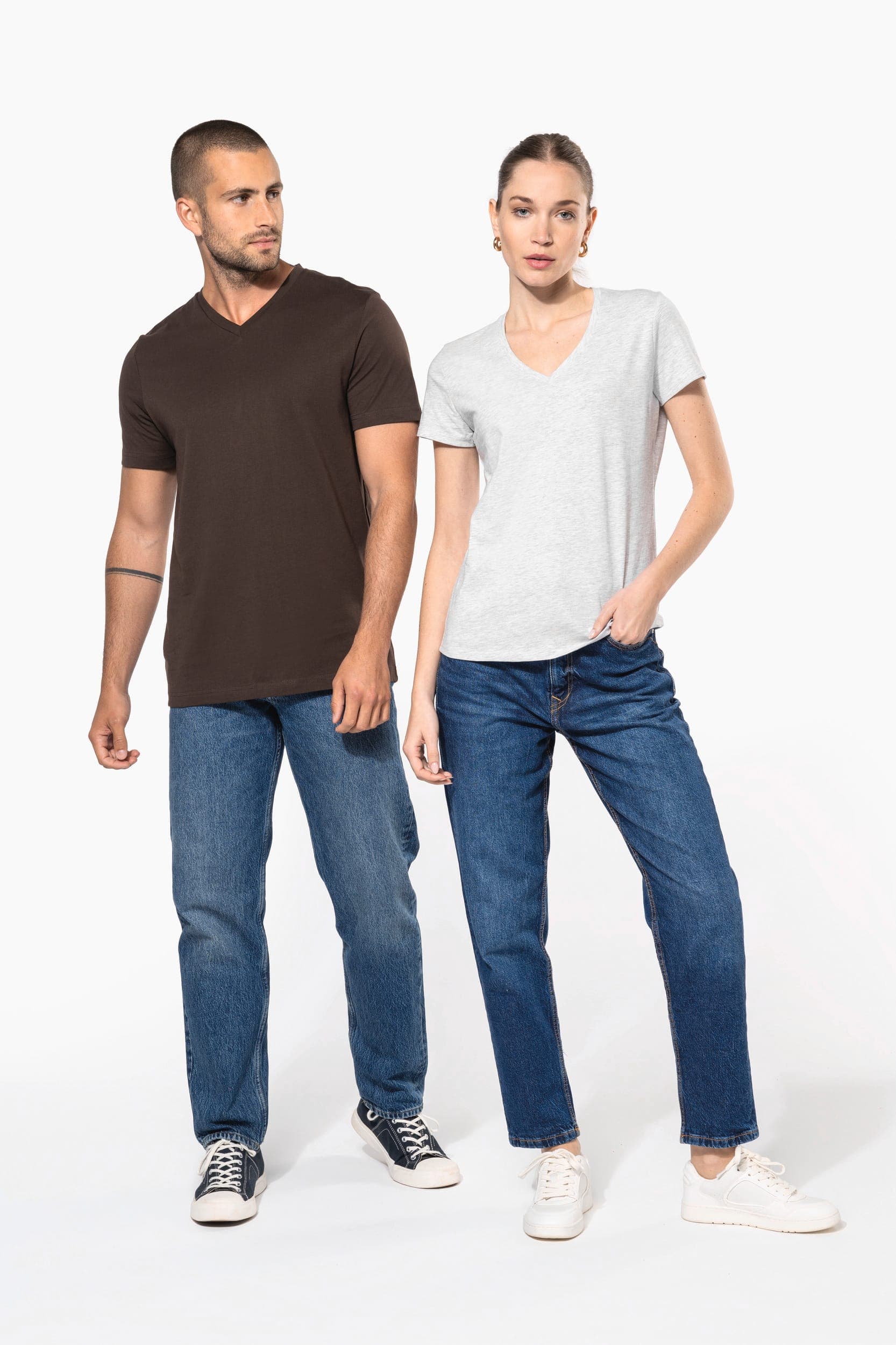 T-shirt col V manches courtes homme en situation