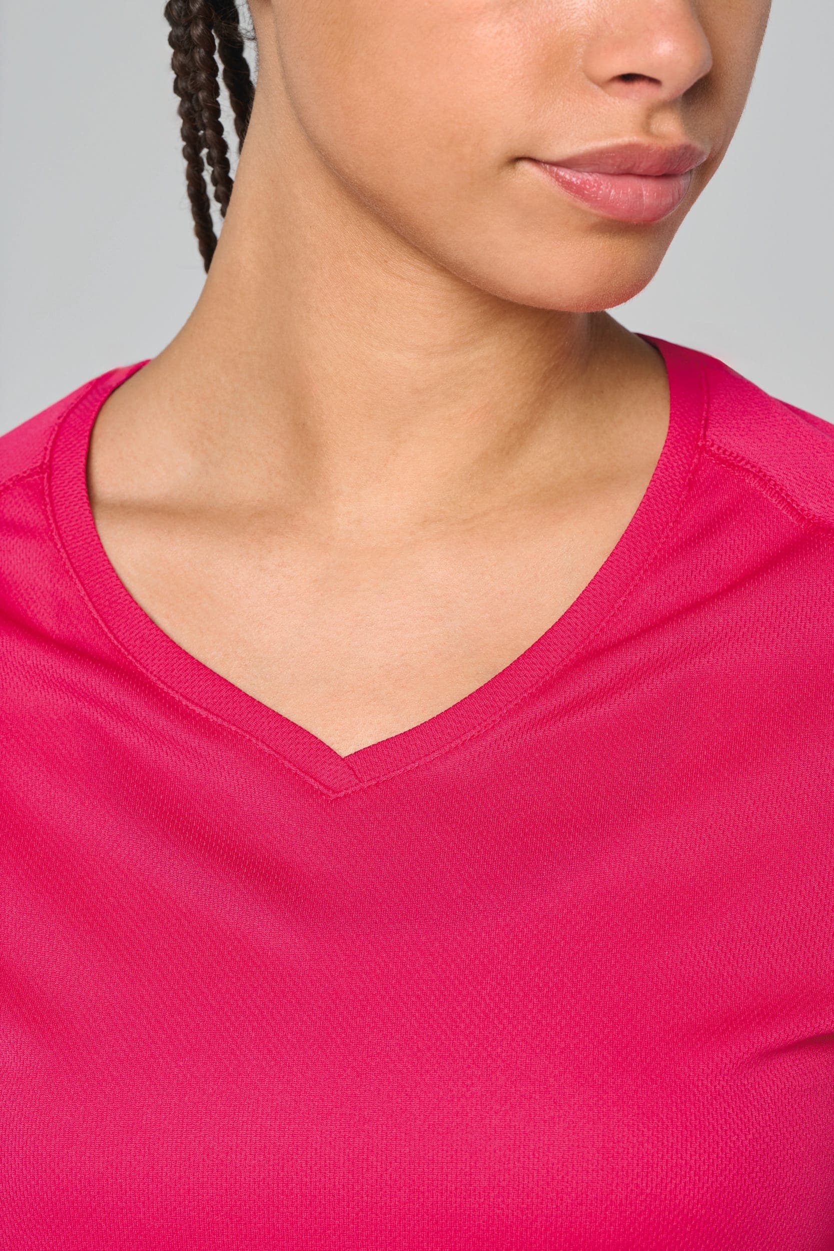 T-shirt de sport manches courtes col v femme en situation