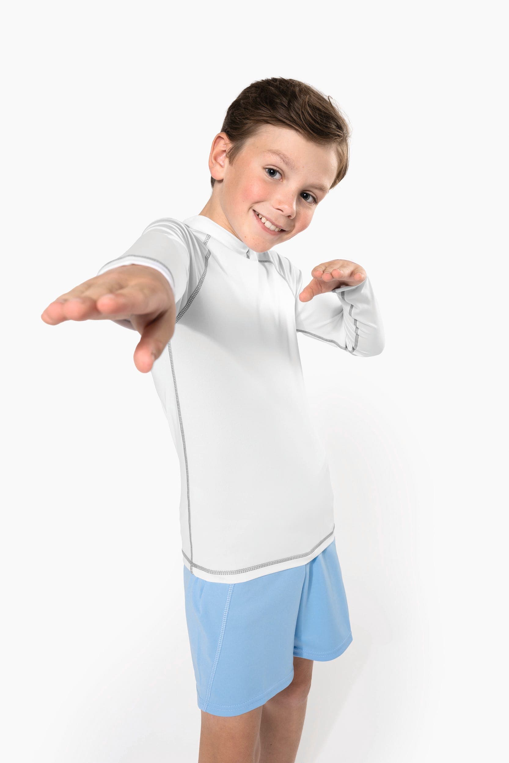 T-shirt technique à manches longues avec protection anti-UV enfant en situation