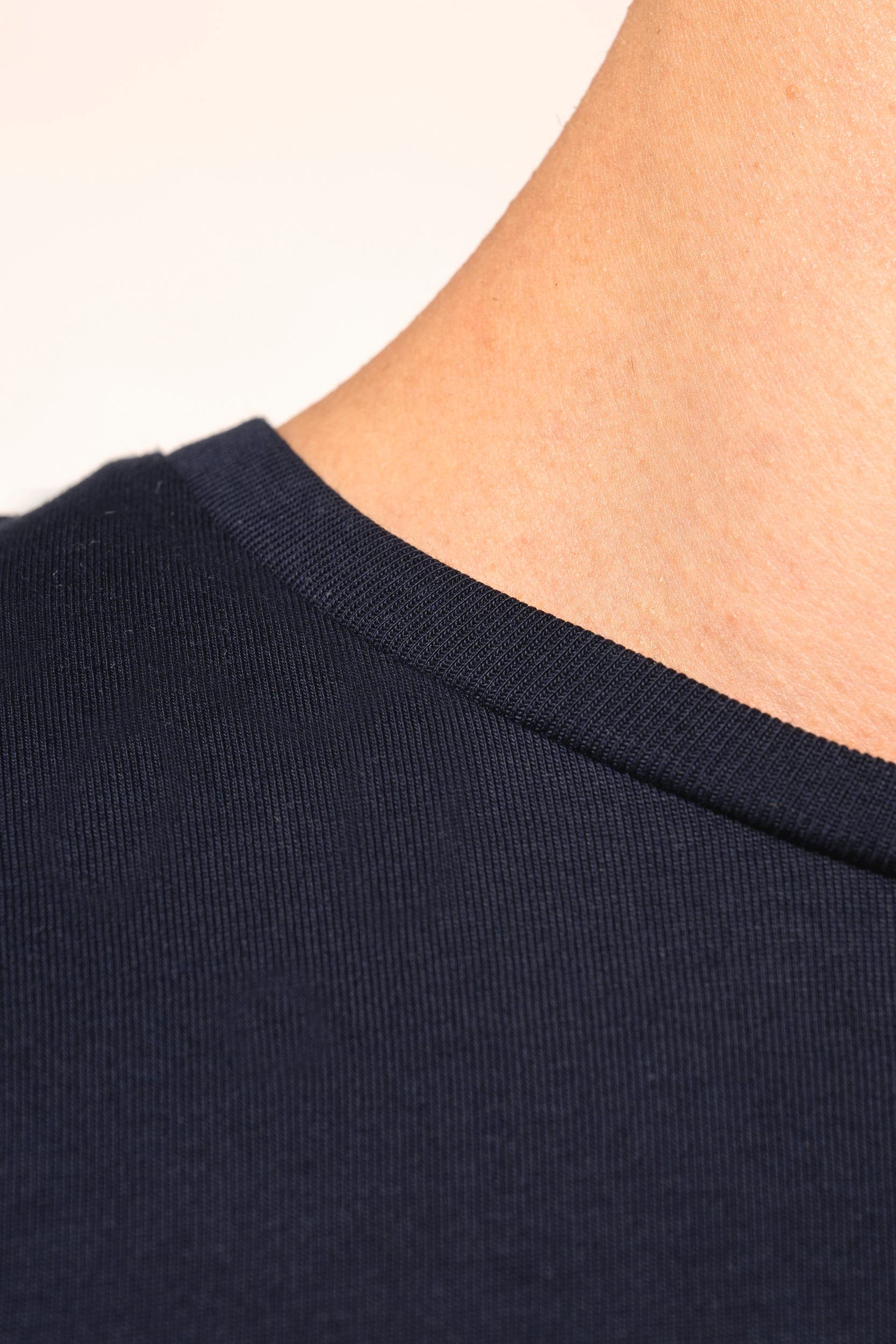 T-shirt Supima® col rond manches longues homme en situation