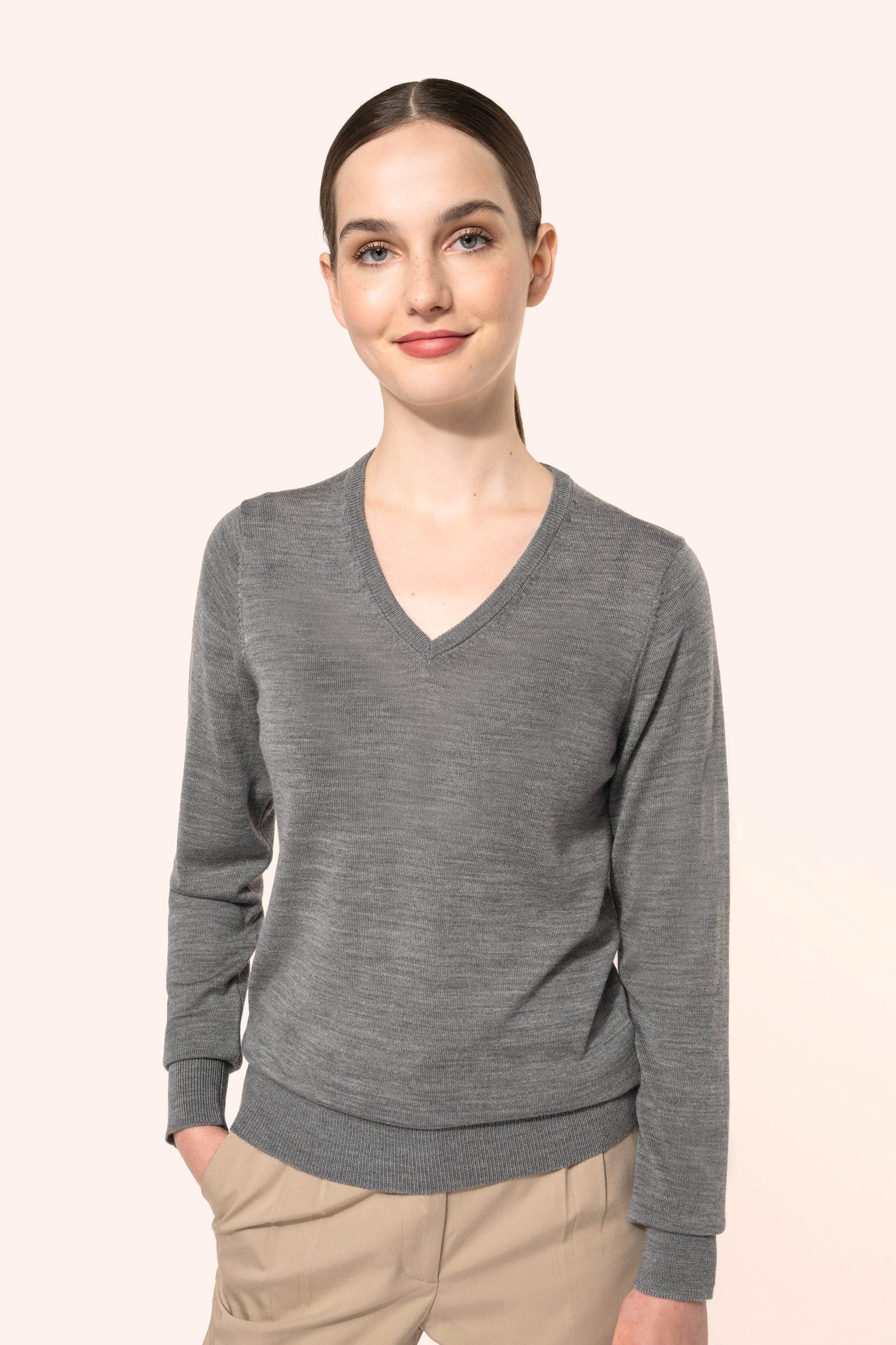 Pull Mérinos col V femme en situation