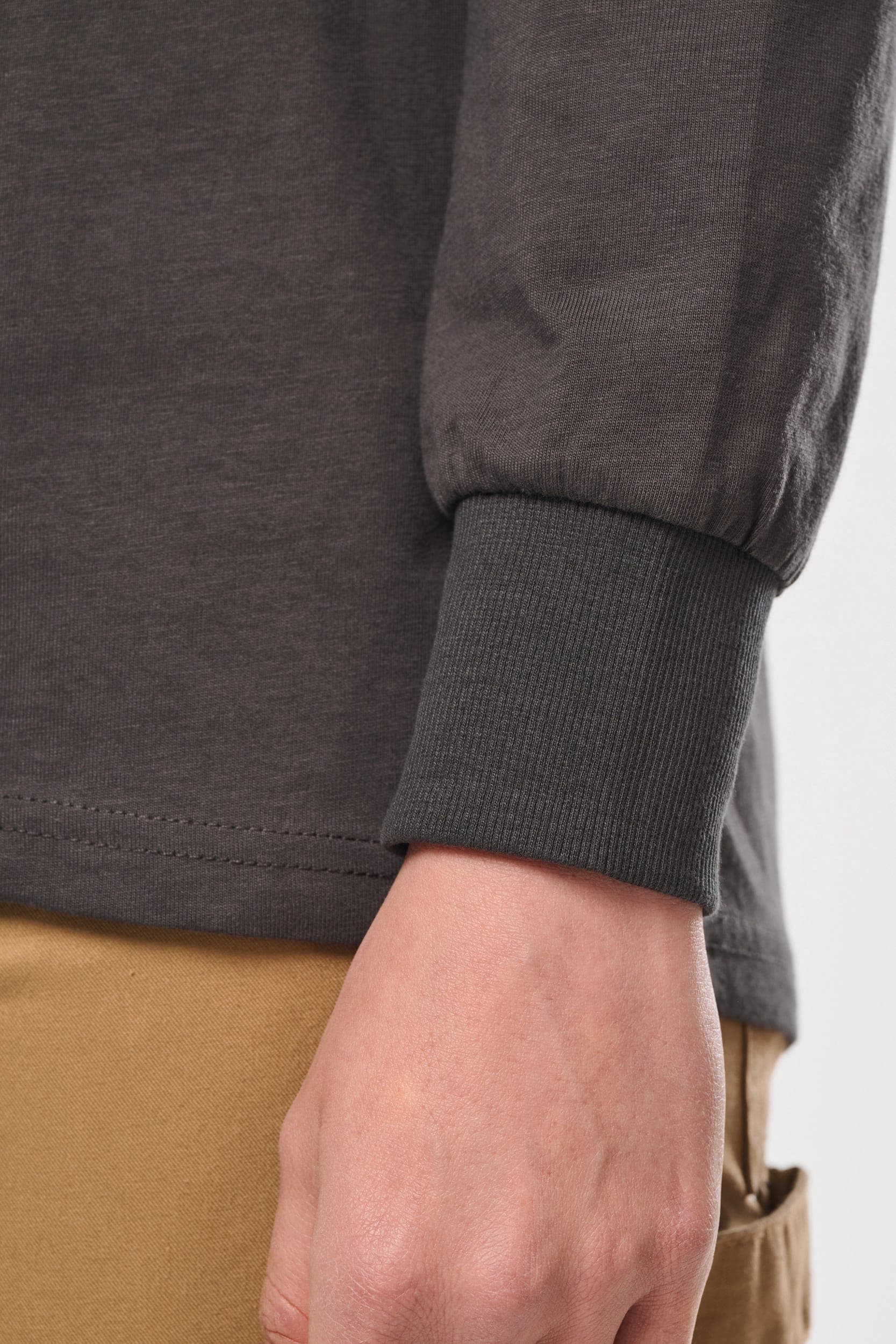 T-shirt écoresponsable manches longues unisexe en situation
