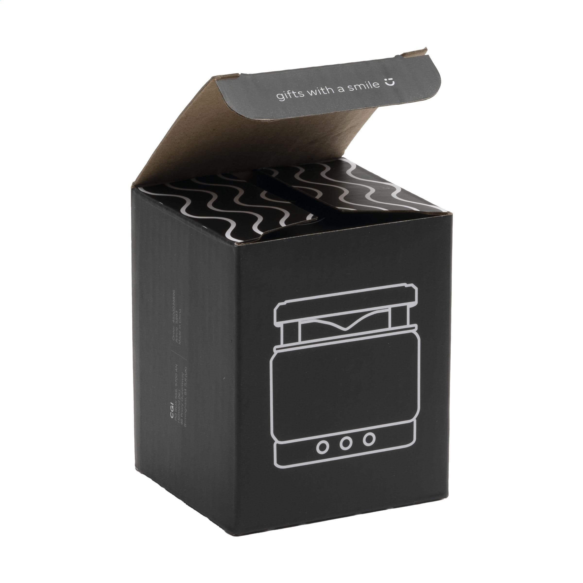 Enceinte bambou avec chargeur sans fil en situation