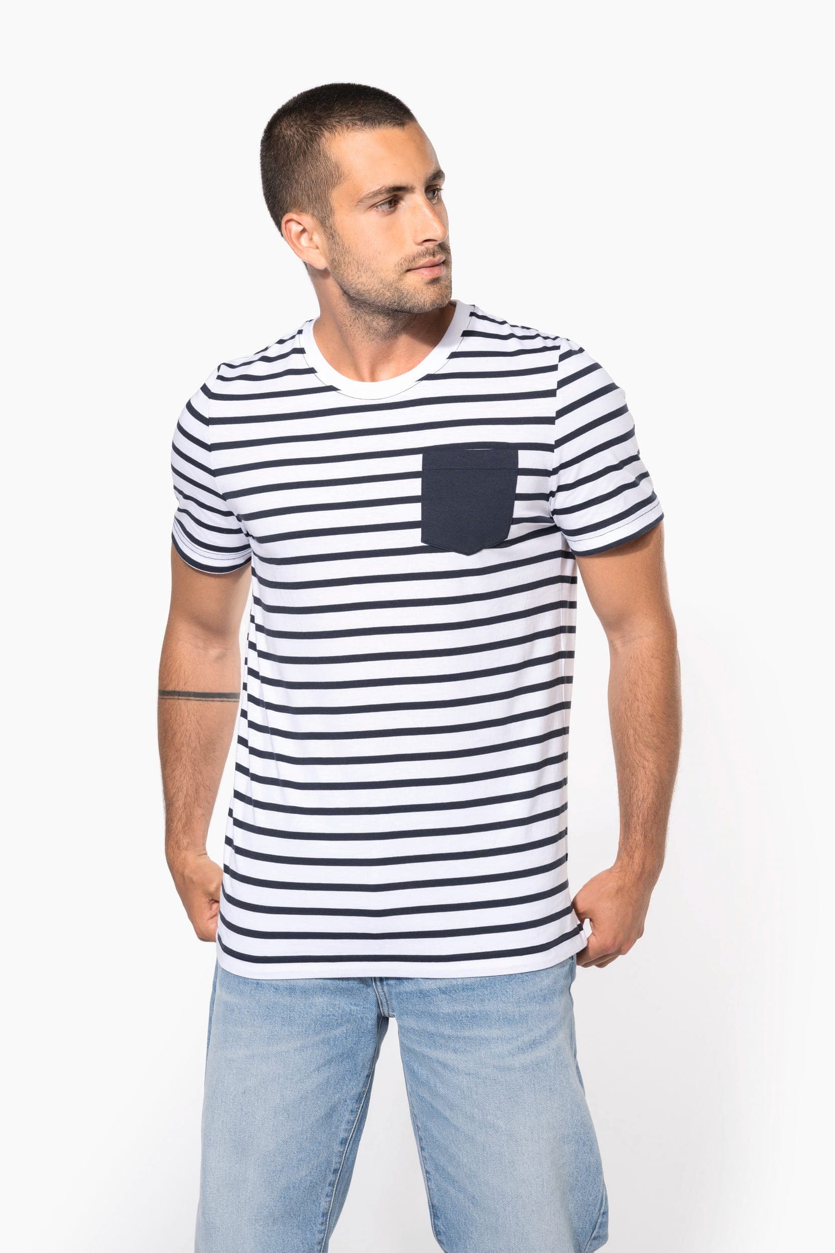 T-shirt rayé marin avec poche manches courtes homme en situation
