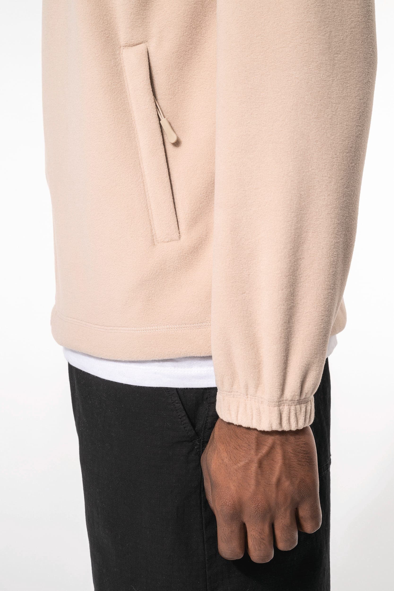 Veste polaire ajustable à poignets élastiqués en situation