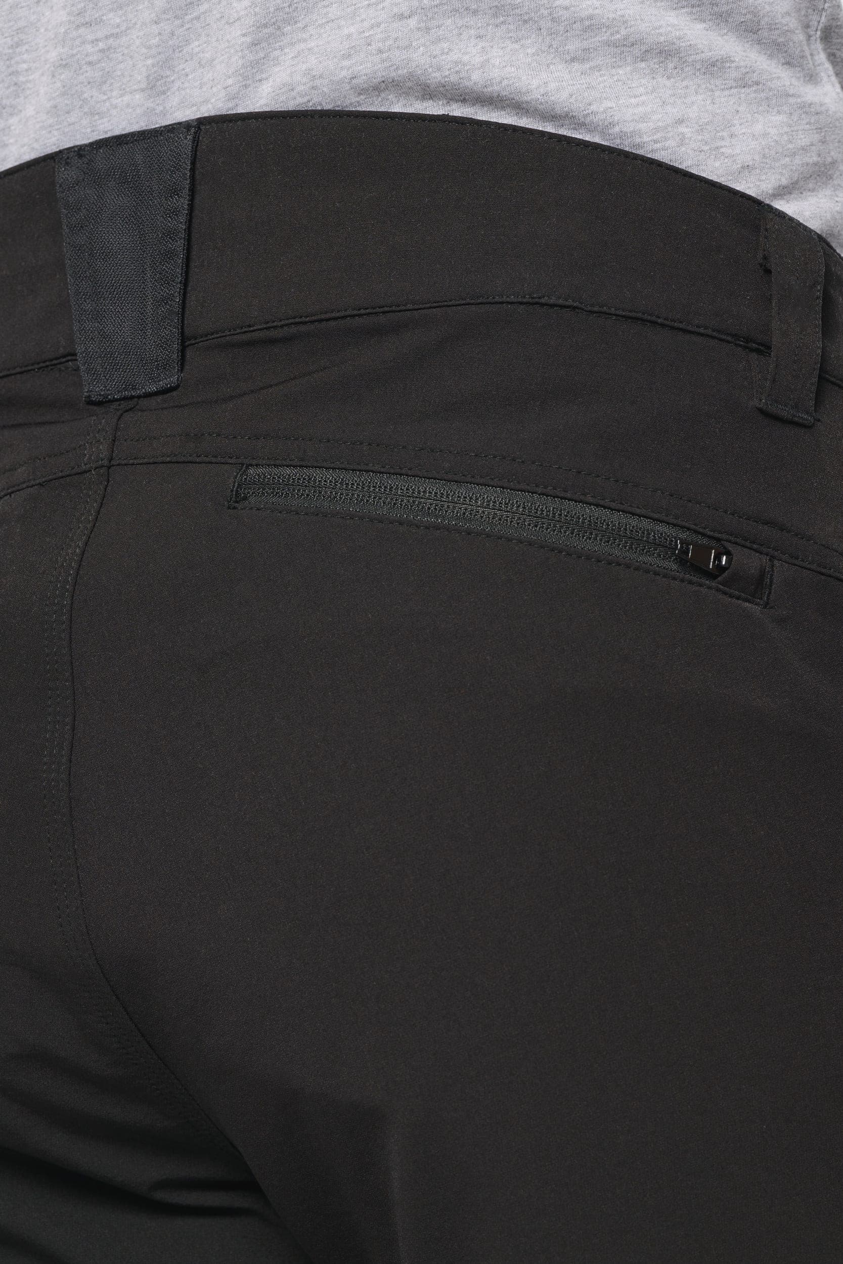 Pantalon stretch recyclé multipoches unisexe en situation