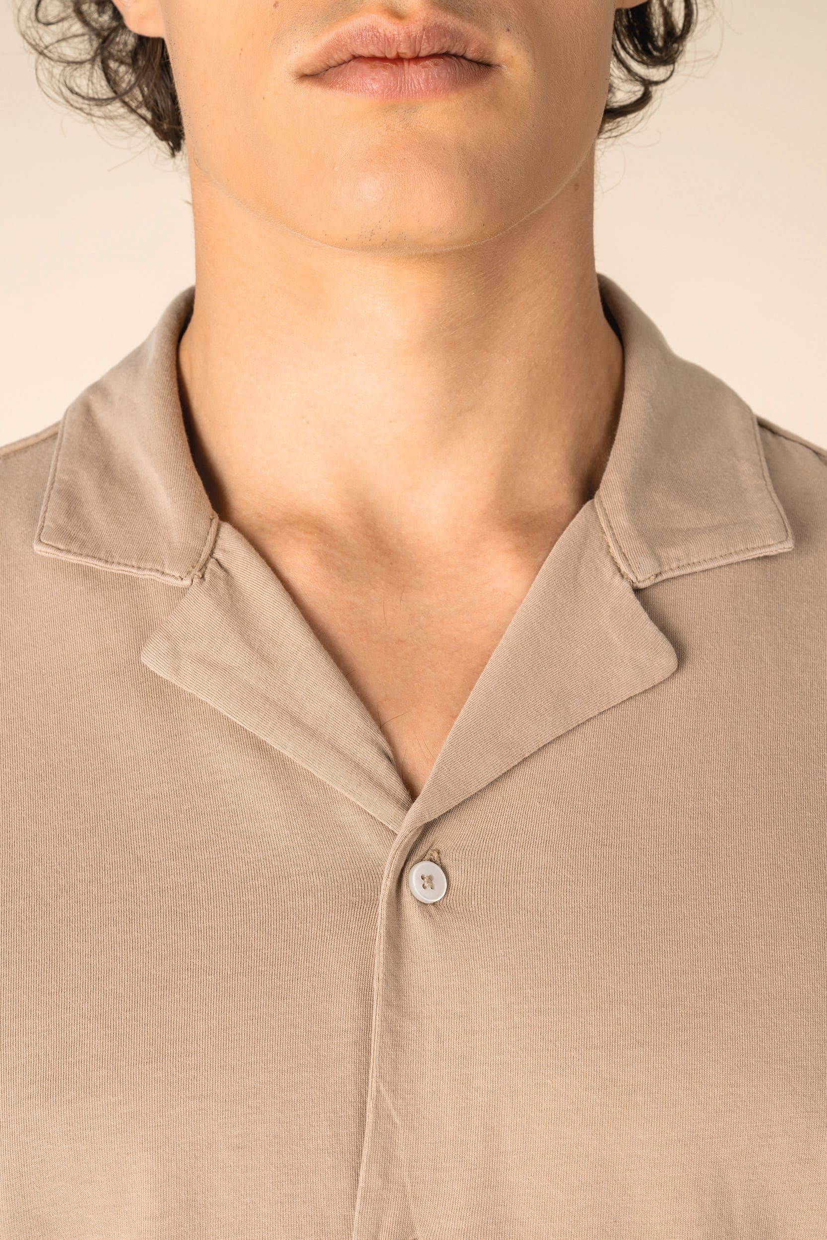 Chemise écoresponsable à col bowling délavée en jersey manches courtes homme en situation