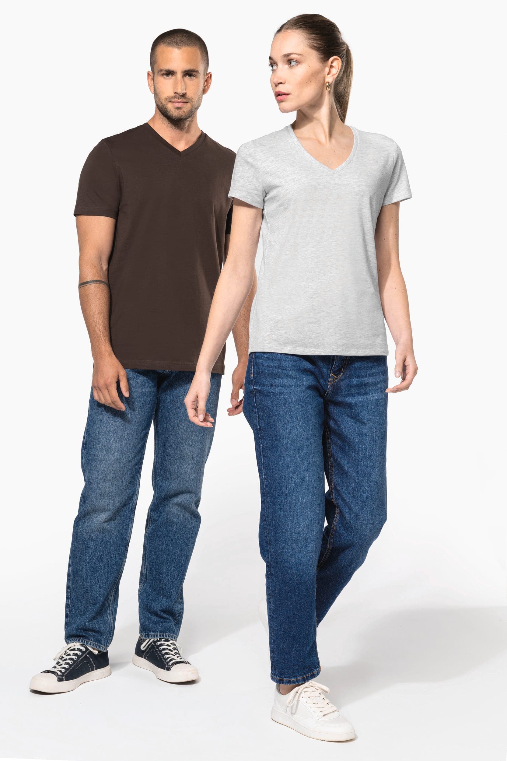 T-shirt col V manches courtes femme en situation