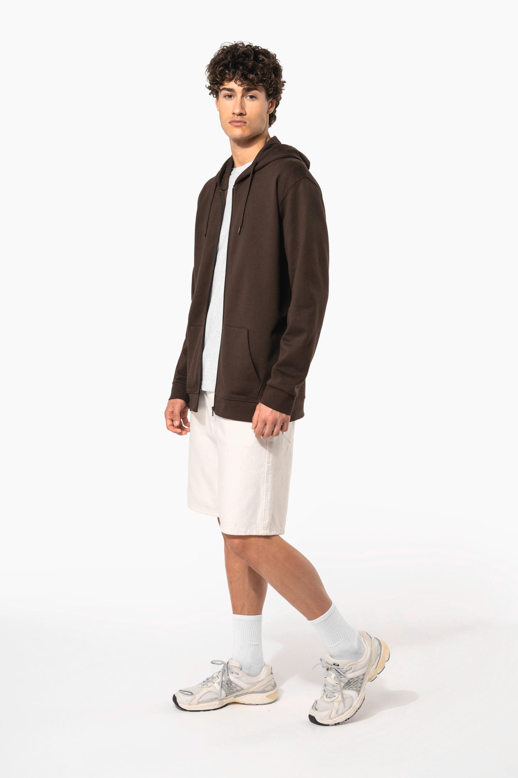 Sweat-shirt zippé capuche unisexe en situation