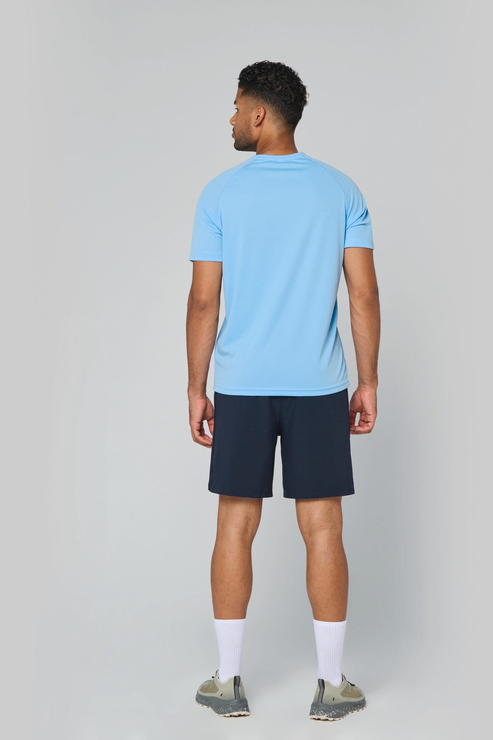 T-shirt de sport manches courtes col v homme en situation