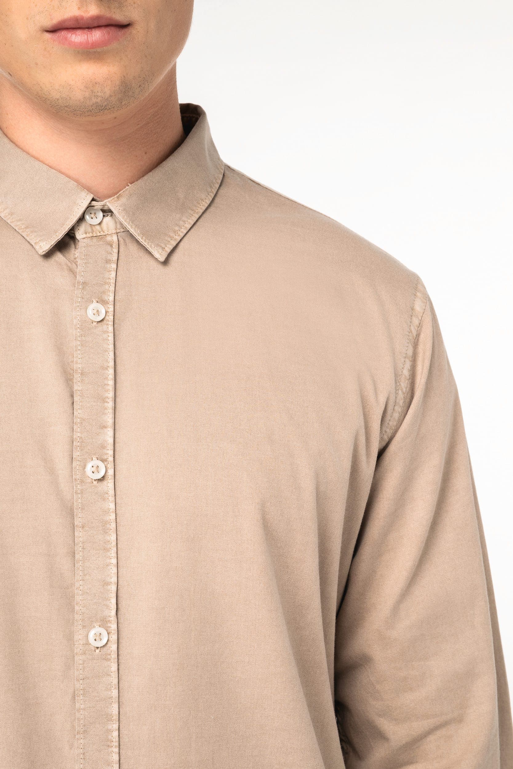Chemise écoresponsable délavée homme en situation
