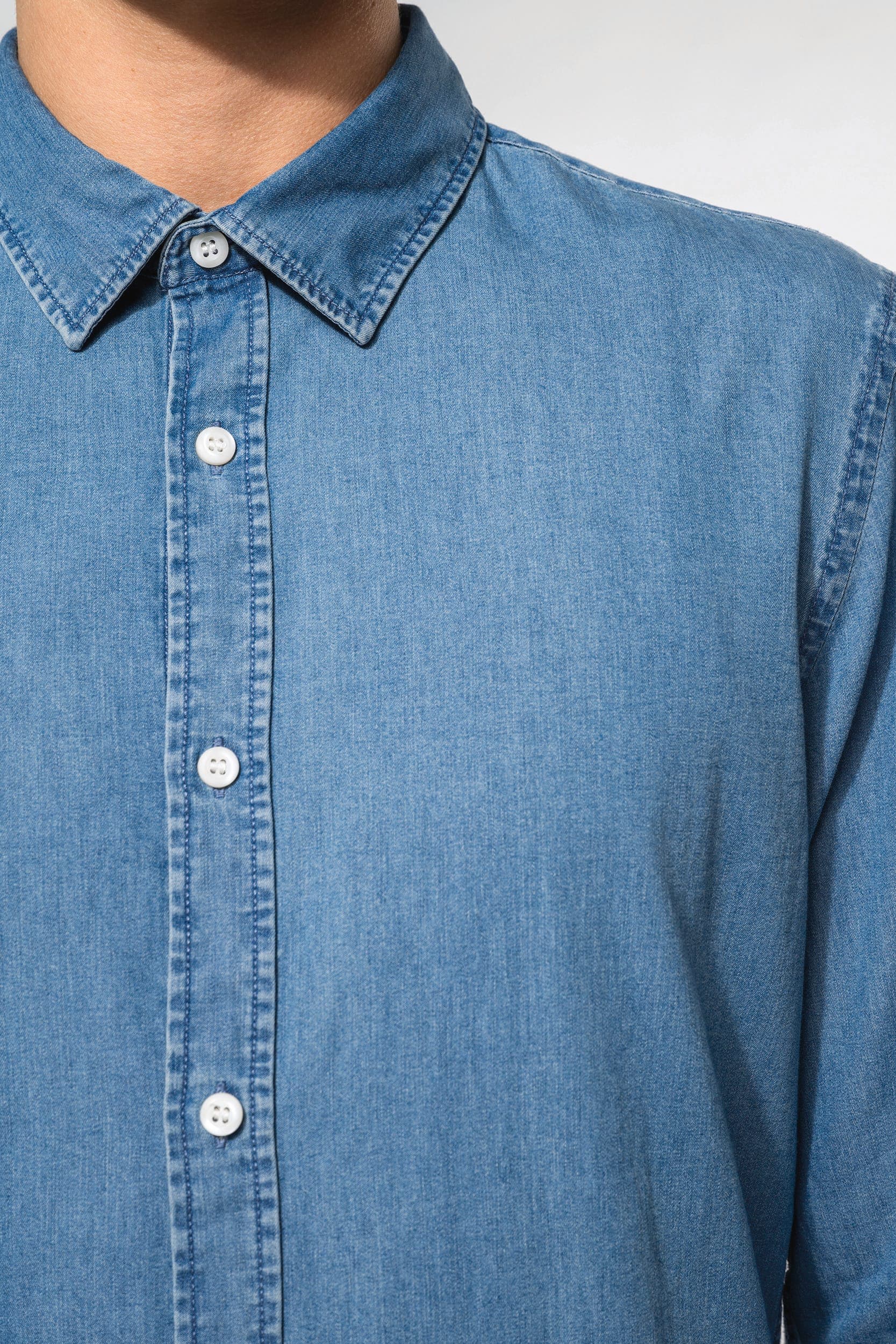 Chemise denim homme en situation