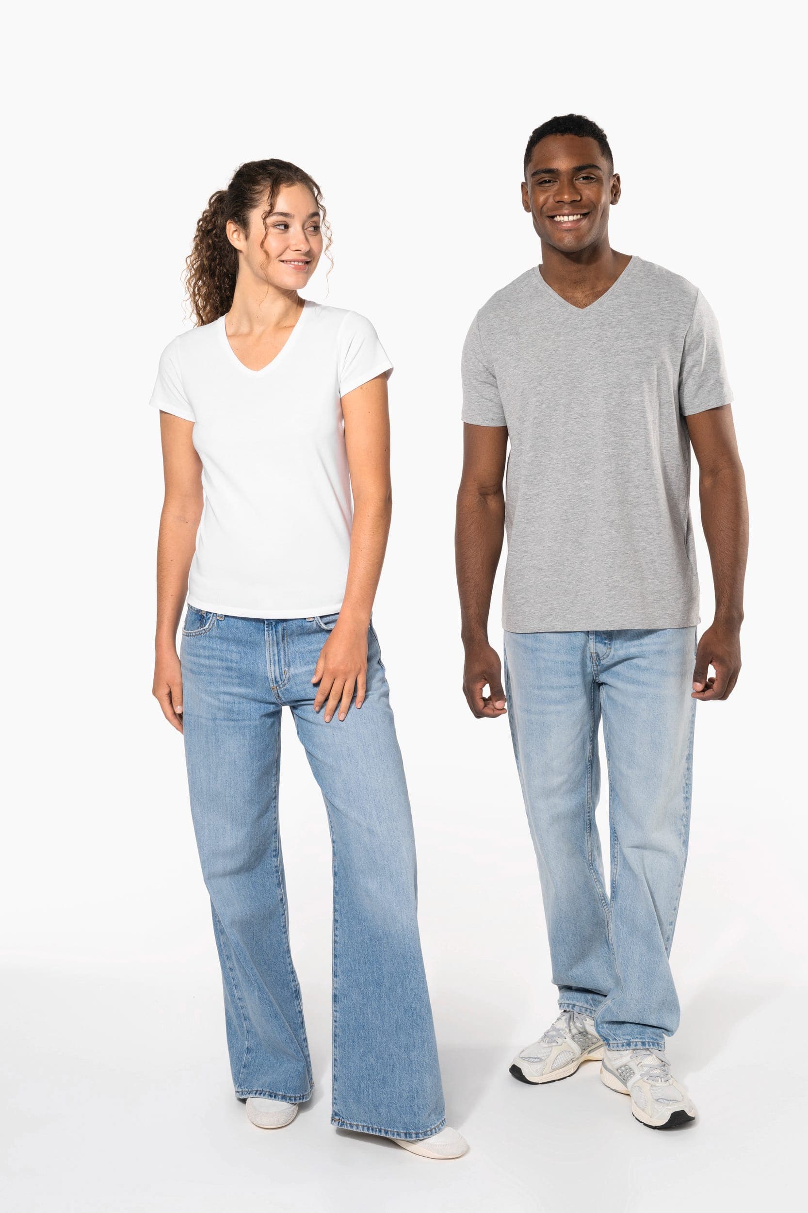 T-shirt manches courtes col V homme en situation