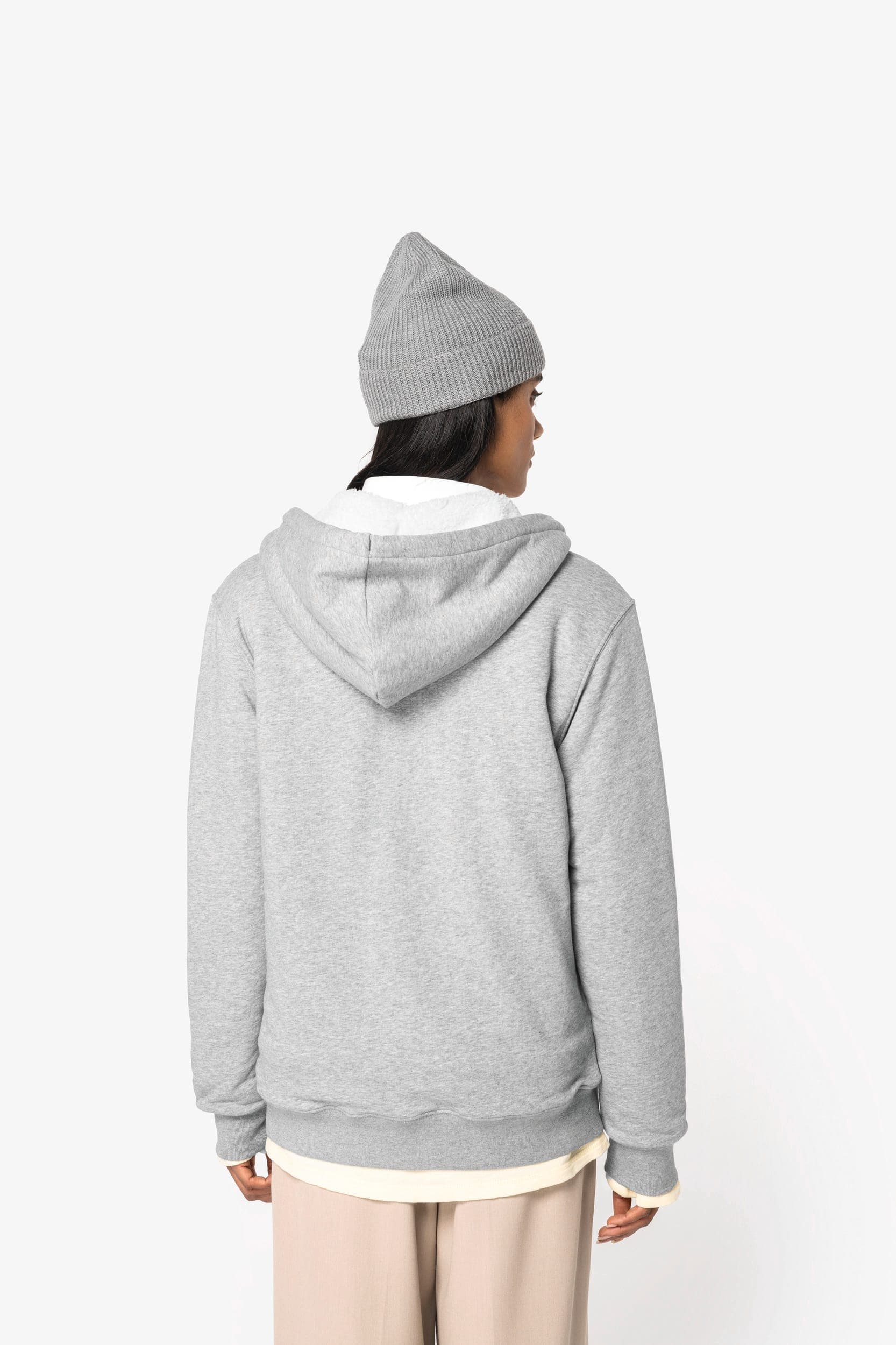 Sweat-shirt écoresponsable zippé doublé en sherpa unisexe en situation