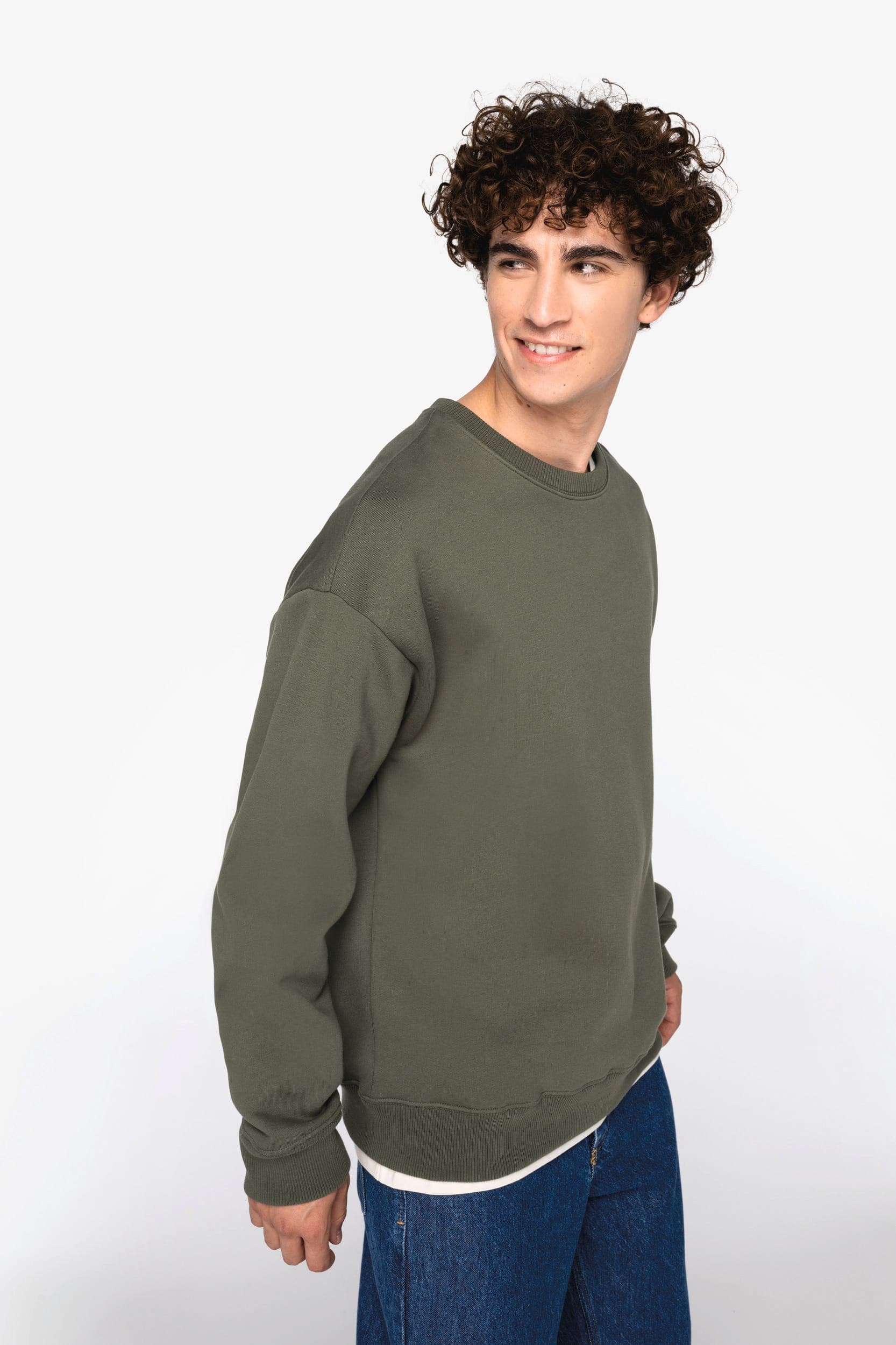 Sweat-shirt écoresponsable à col rond oversize unisexe en situation
