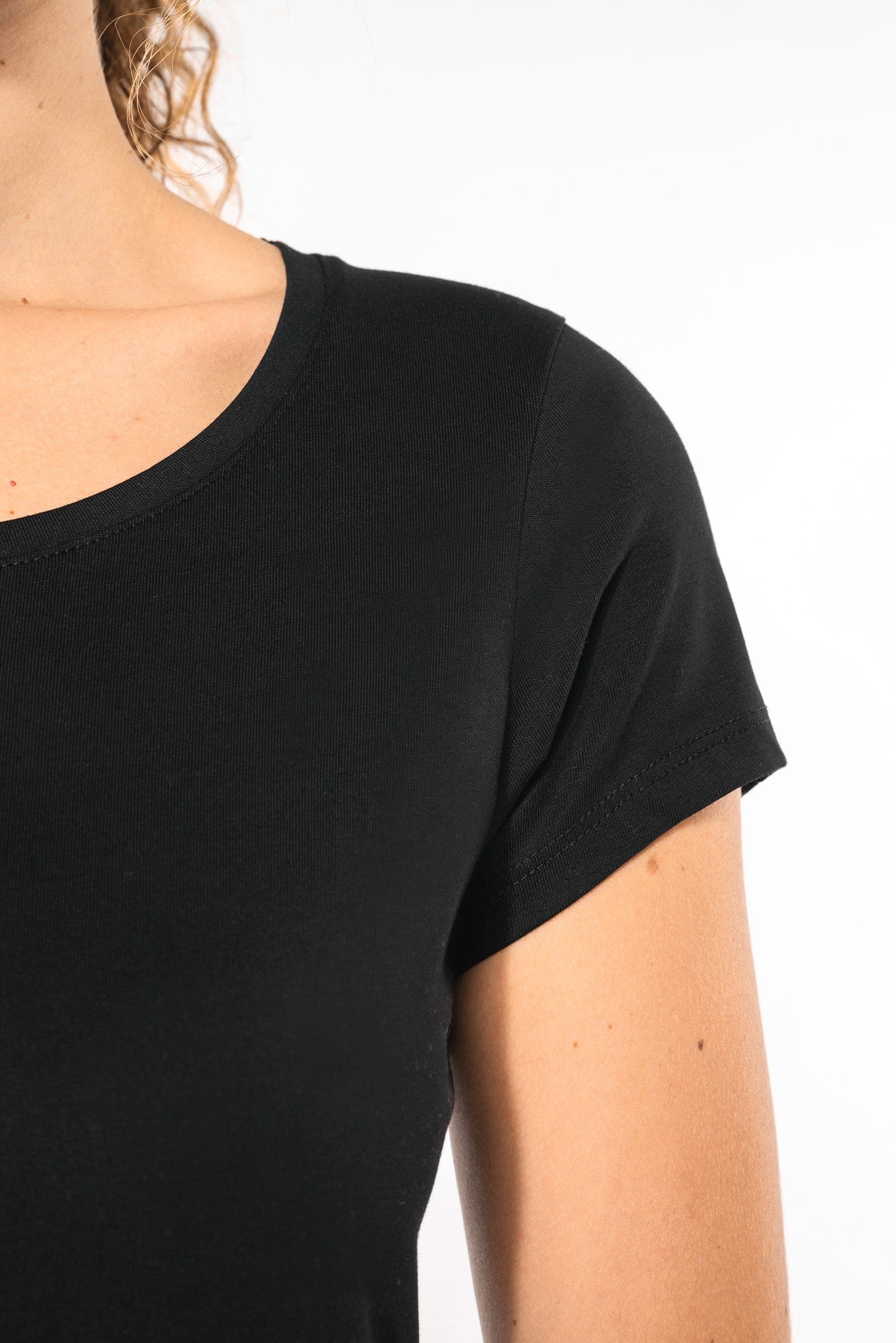 T-shirt col bateau manches courtes femme en situation