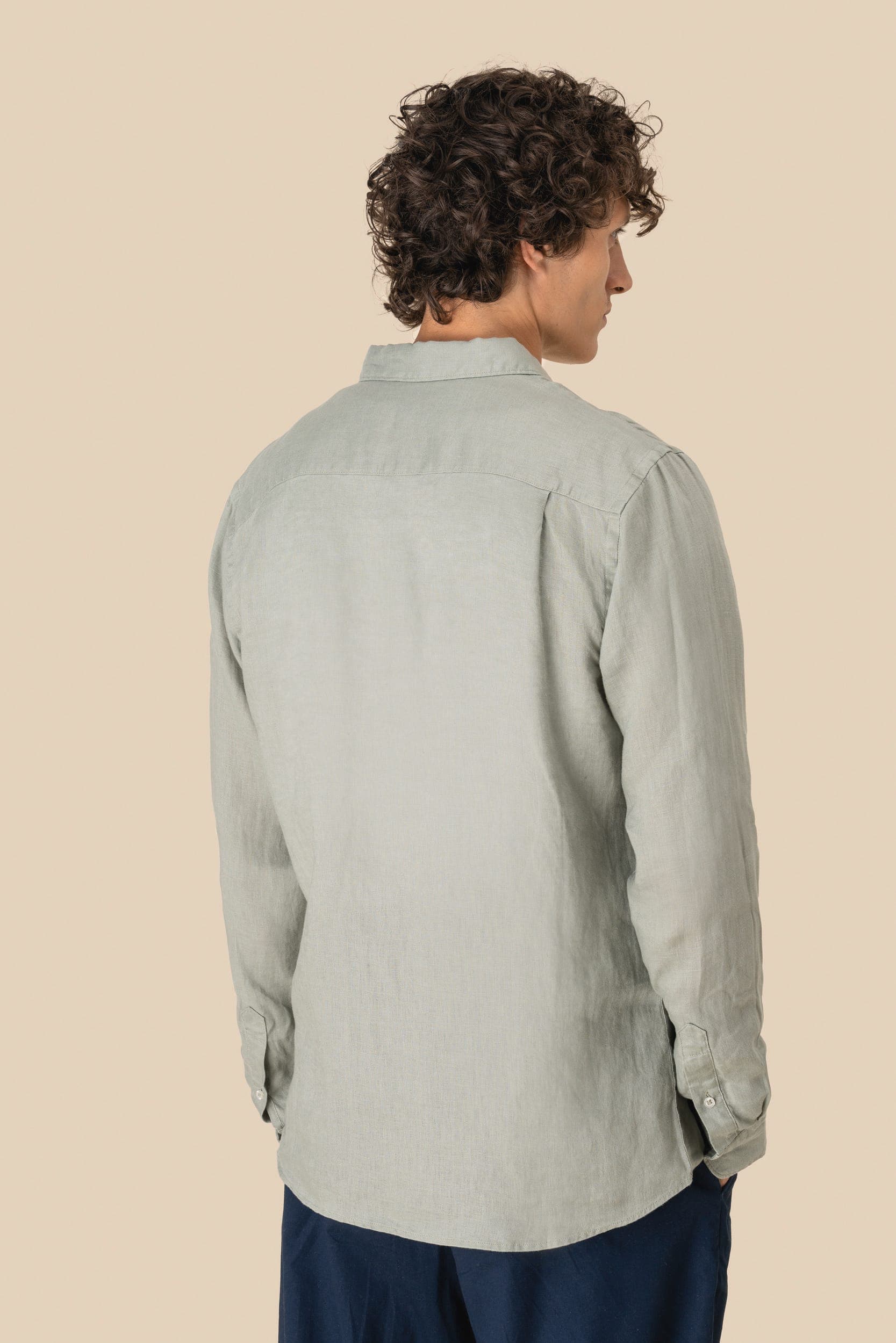 Chemise en lin homme en situation