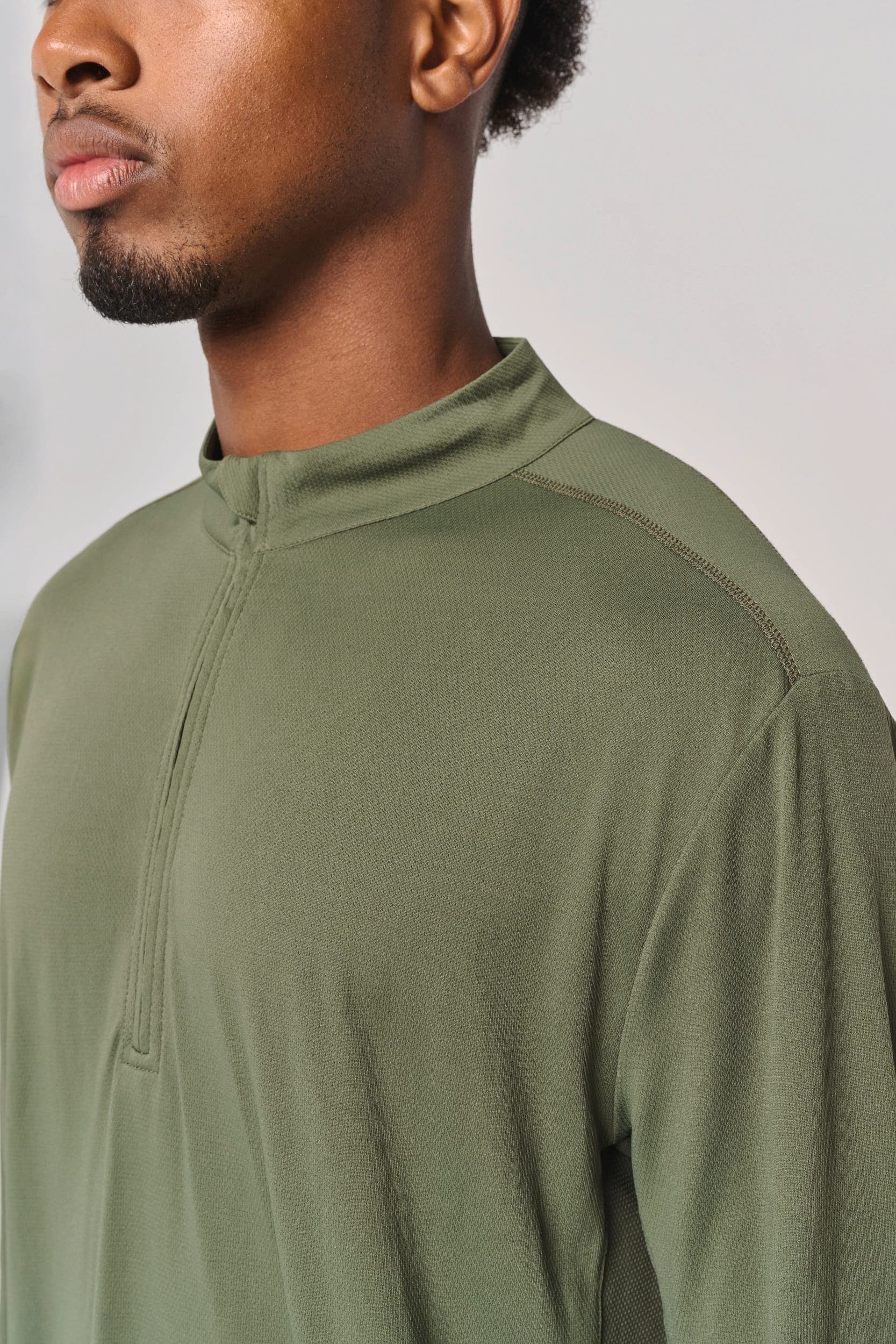 T-shirt outdoor col 1/4 zip manches longues unisexe en situation